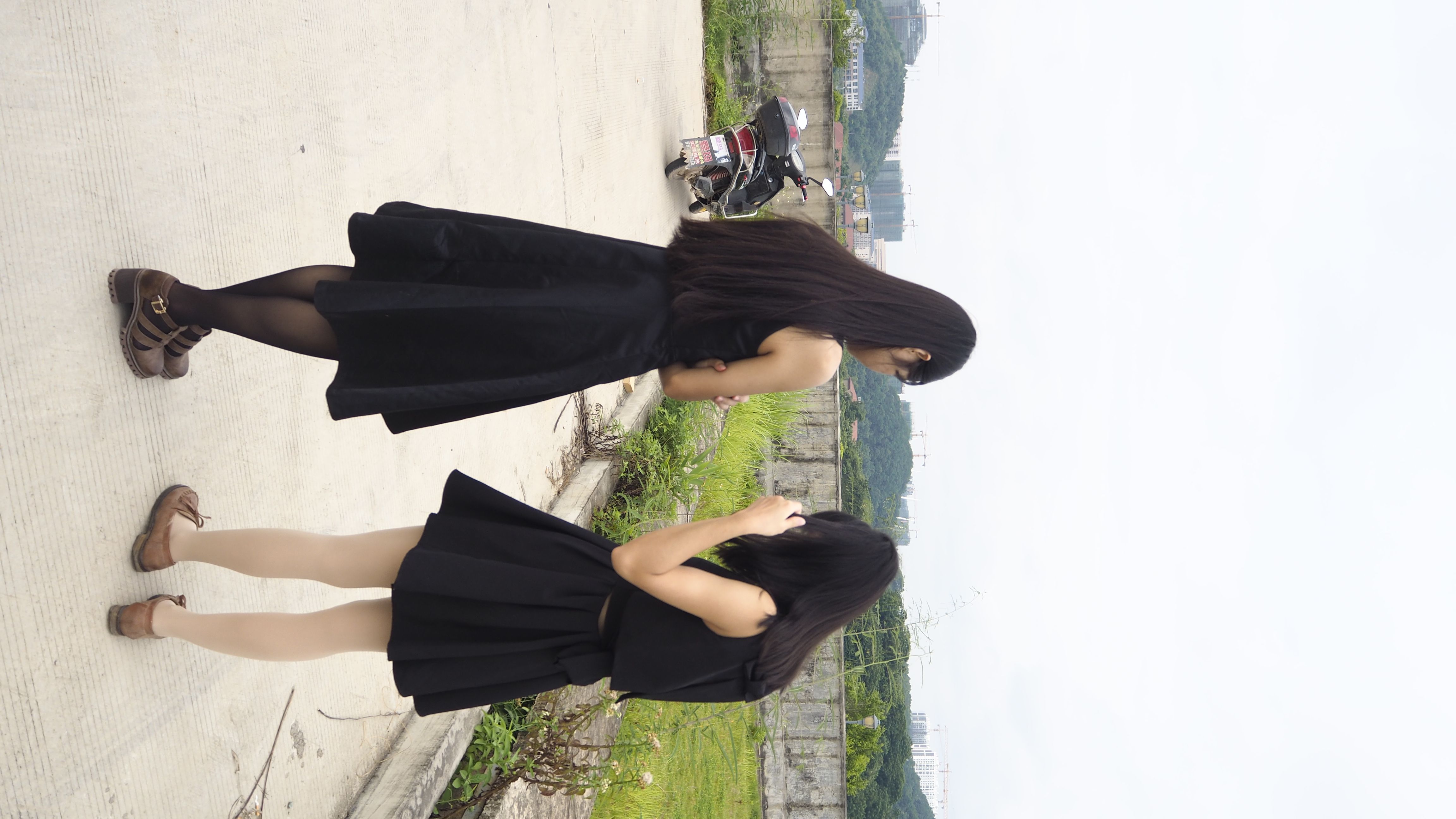 《两位小可爱黑色连衣裙》作品图