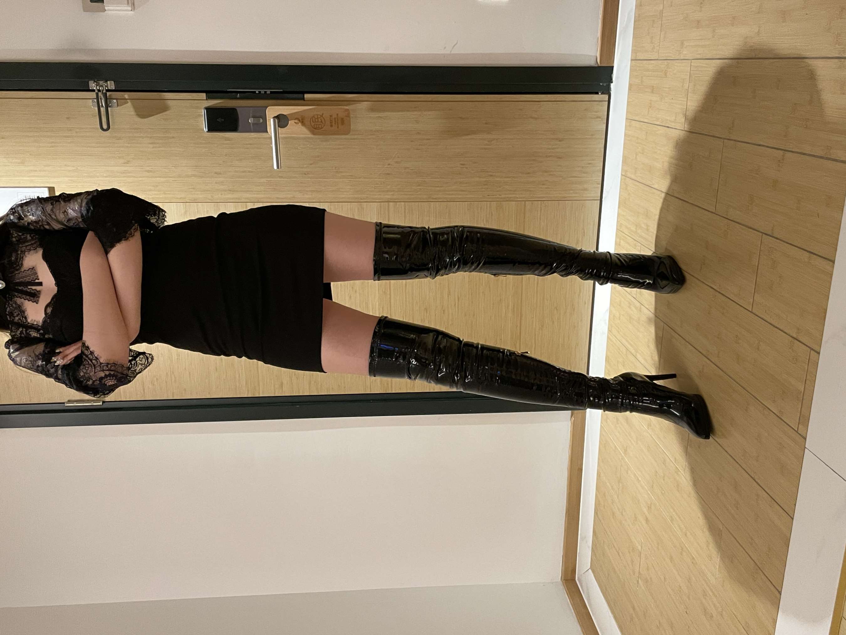 《长靴女神走了一天路的酸酸裸足》作品图