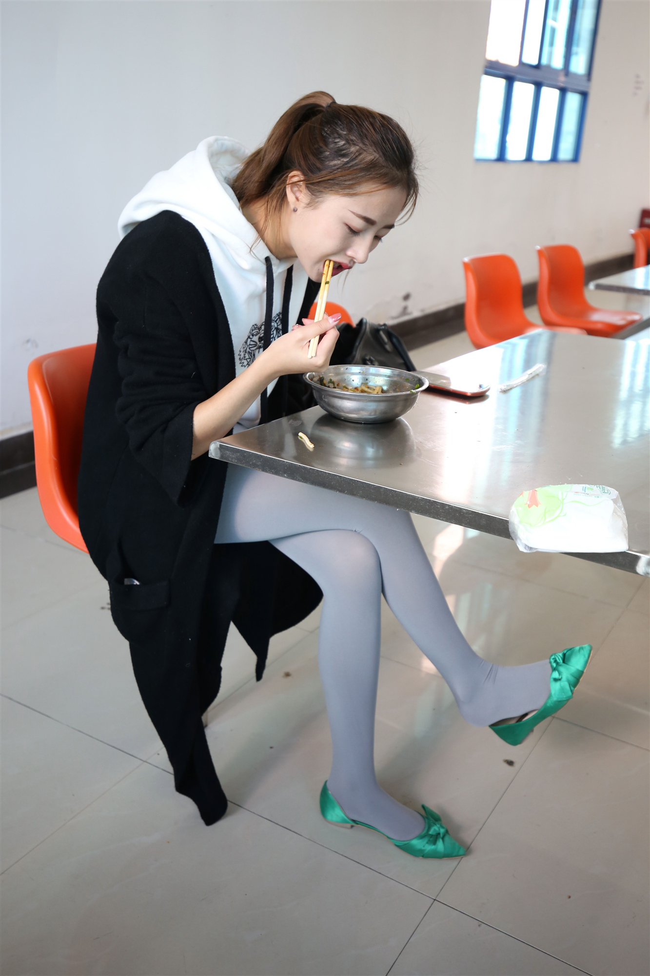 《学妹操场灰丝长腿脚丫》作品图