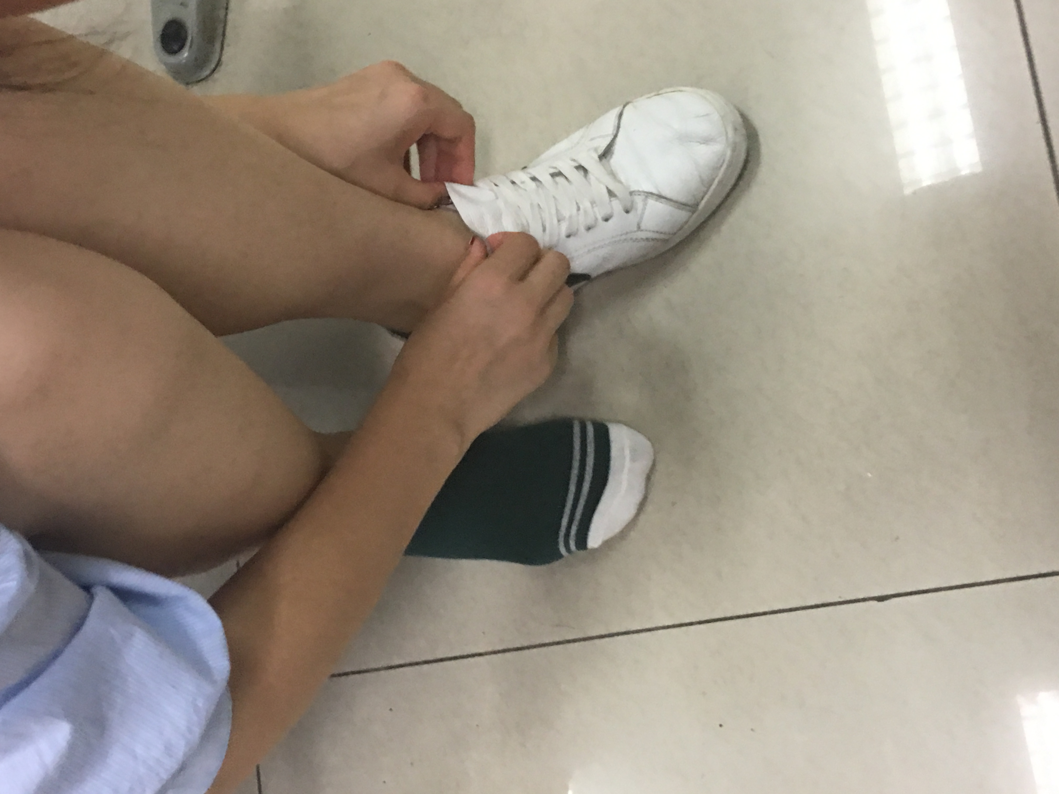 《可爱妹子白腿棉袜上》作品图