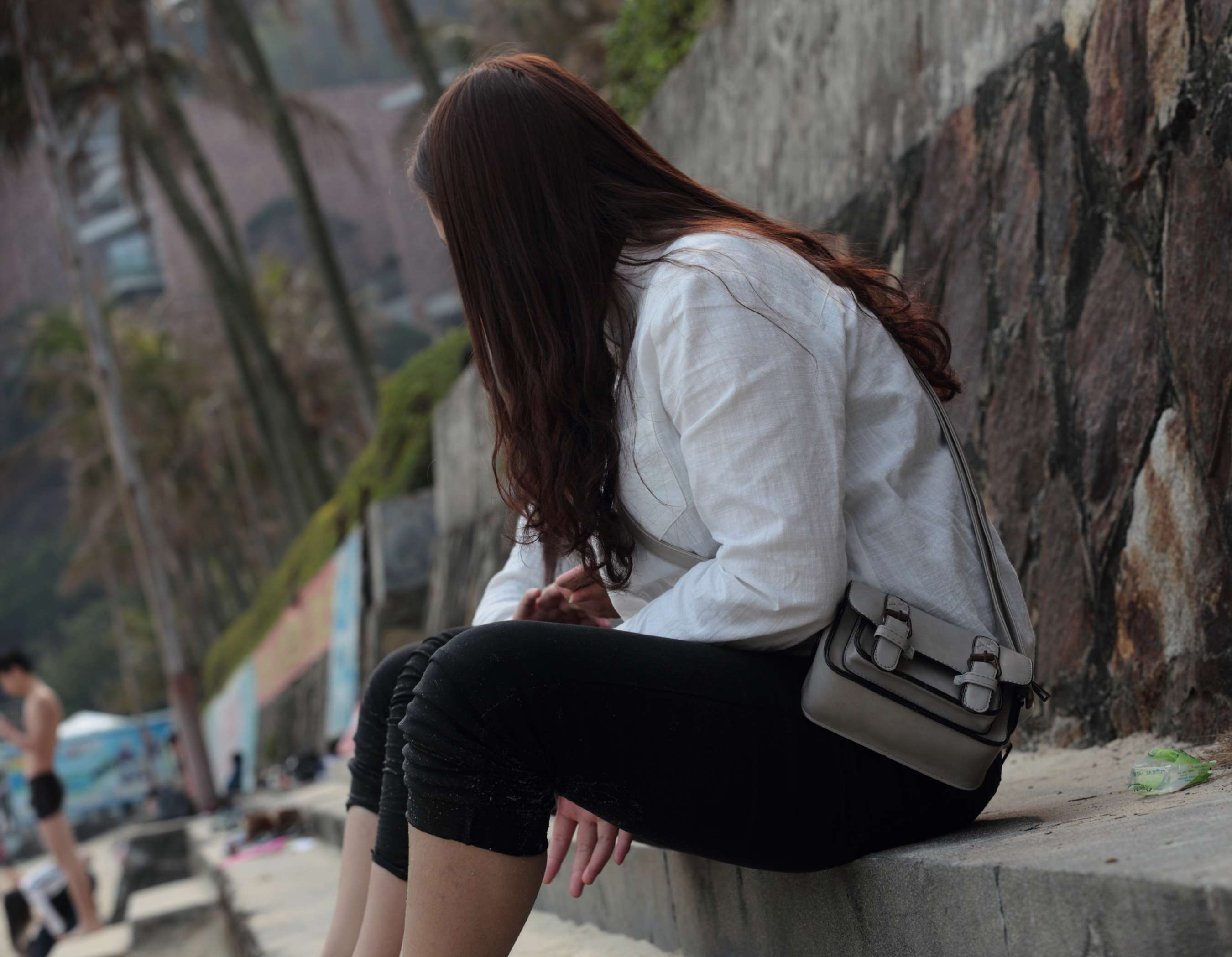 《两位青春小女生脱掉了鞋袜露出极白里透红的水润玉足》作品图