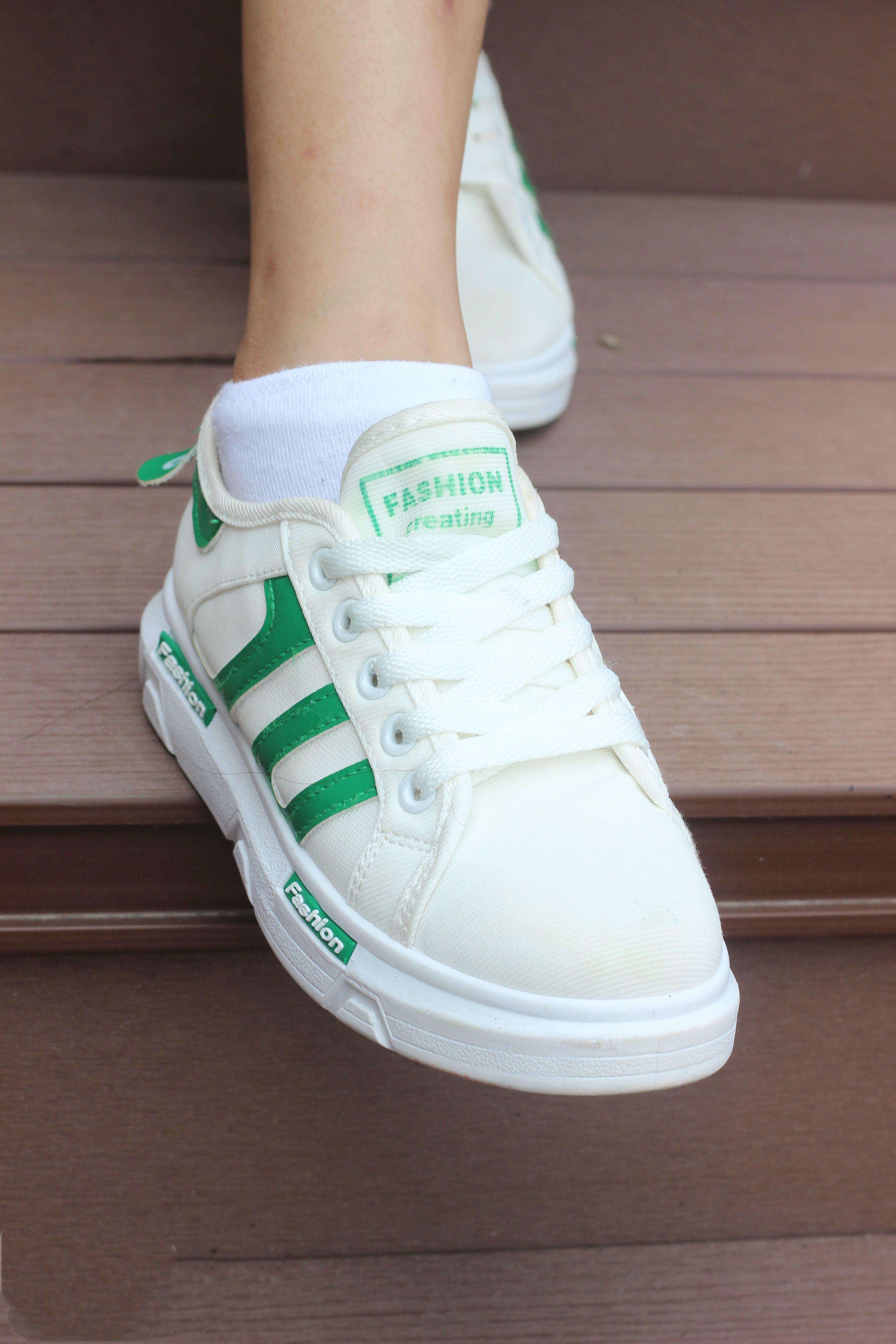 《热裤板鞋棉袜の裸足脚丫》作品图