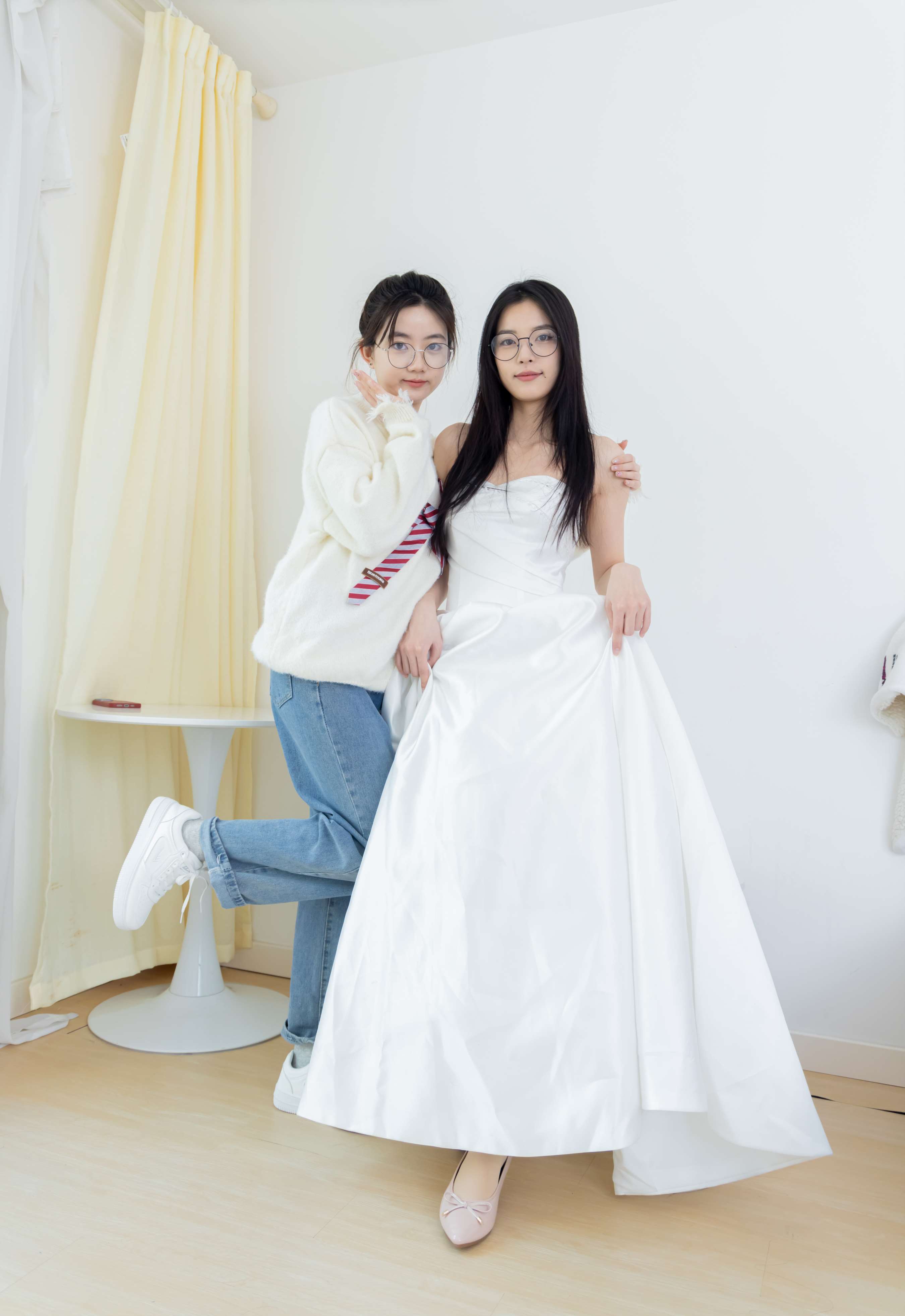 《茯苓&欢欢-平底鞋、板鞋、厚肉丝、灰色棉袜、薄肉丝》作品图