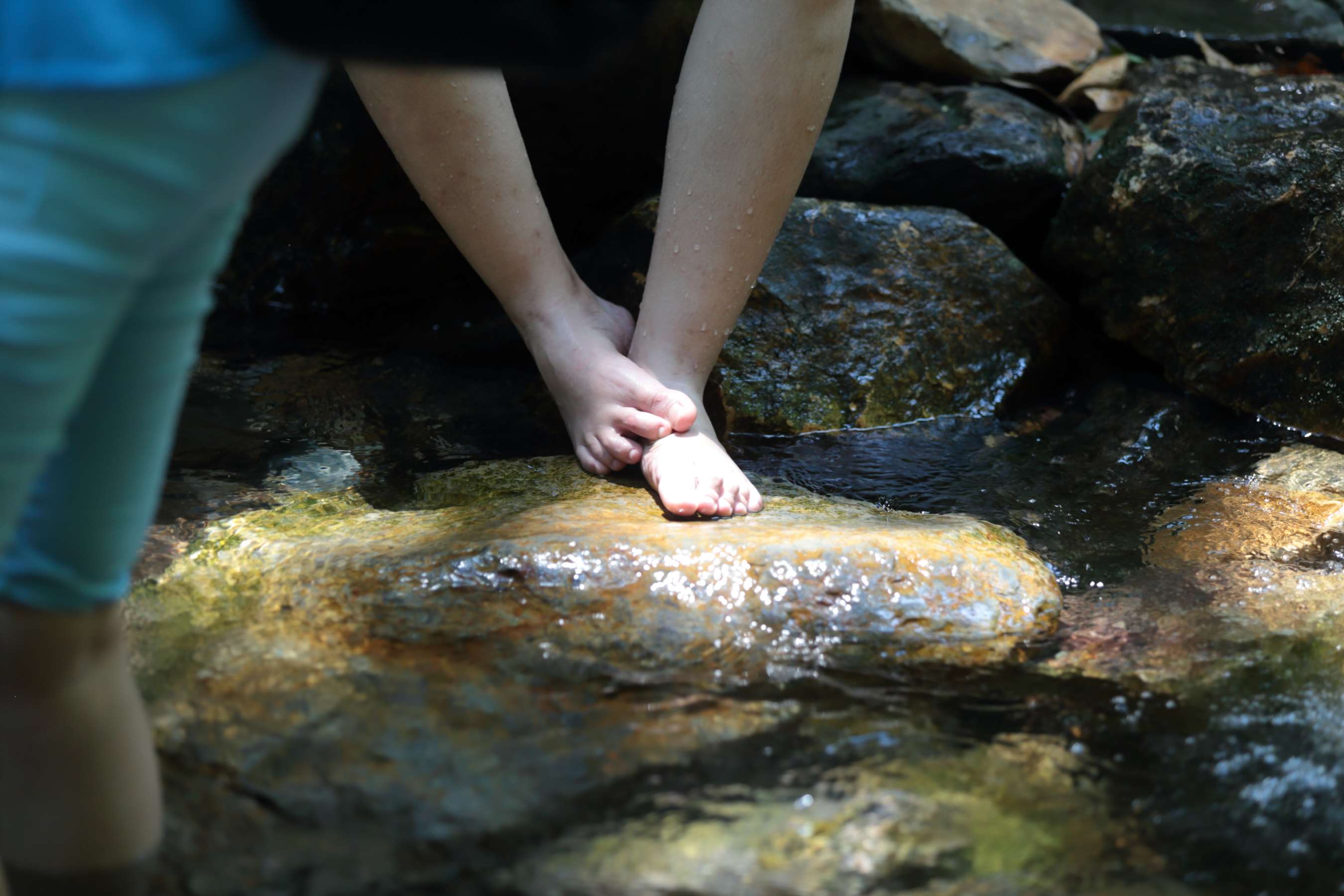 《两位青春可爱漂亮小女生超白嫩完美脚丫》作品图