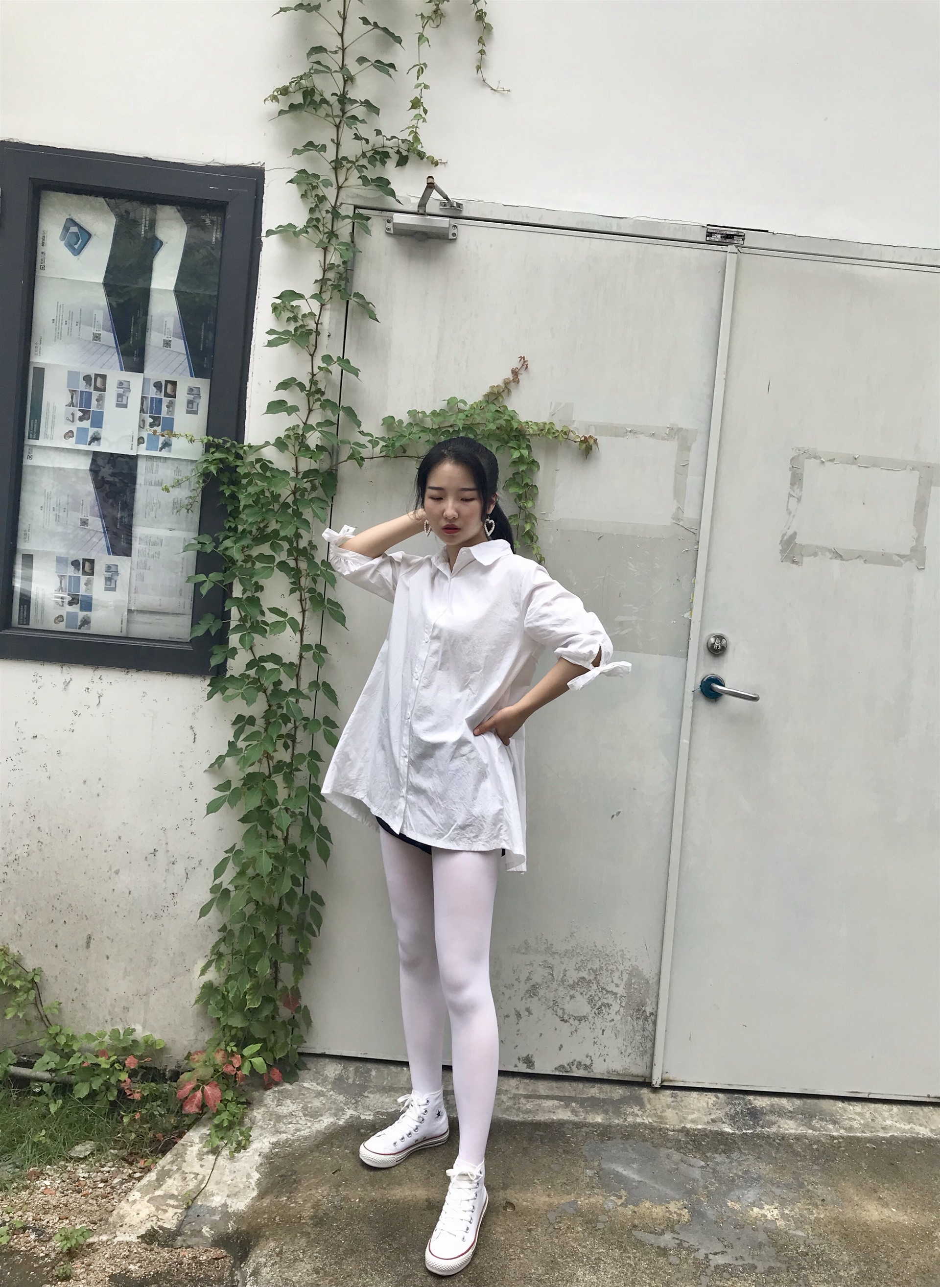 《小姐姐的帆布鞋の长白丝袜脚丫+视频1个》作品图