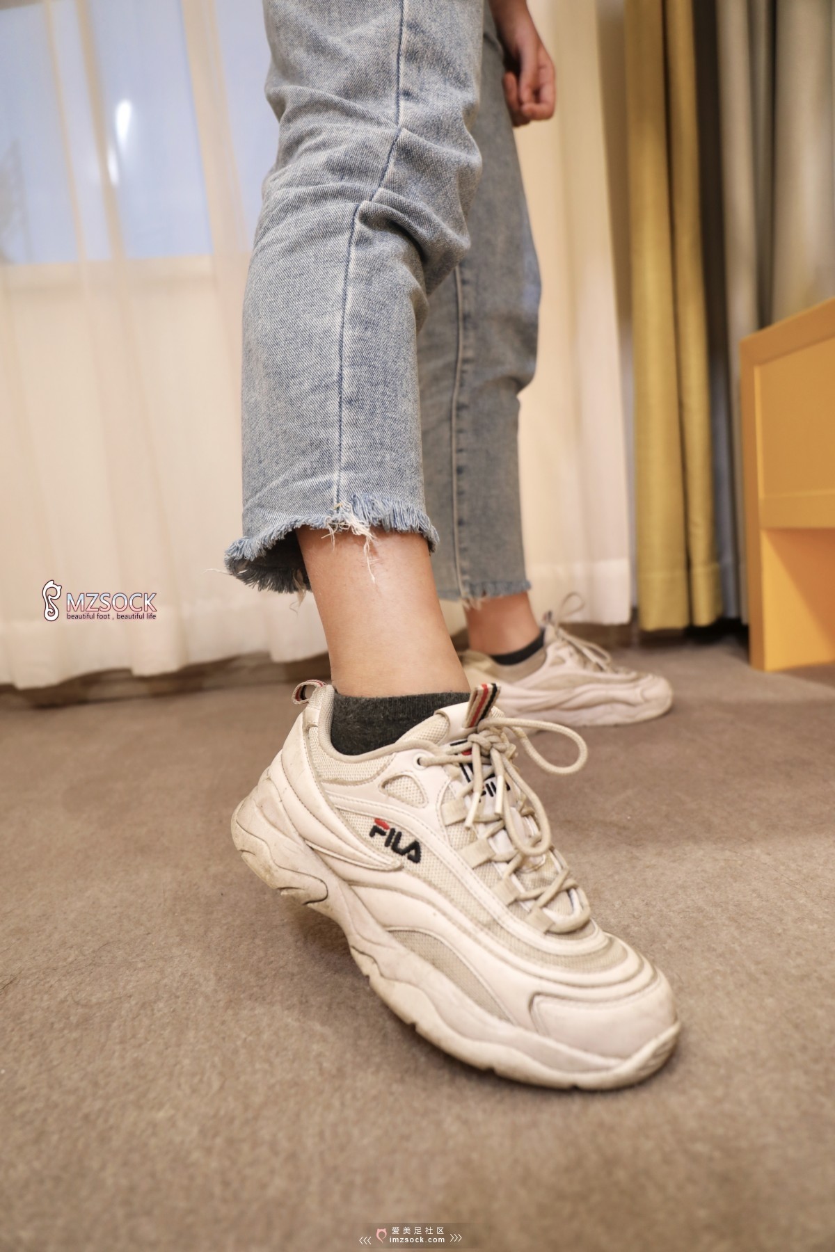 《牛仔裤下的美眉》作品图