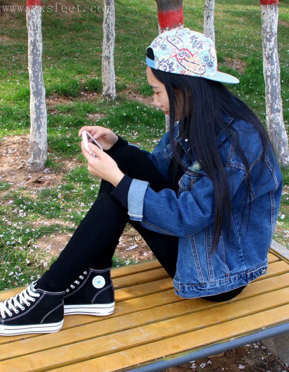 《嘻哈高帮帆布鞋少女》作品图