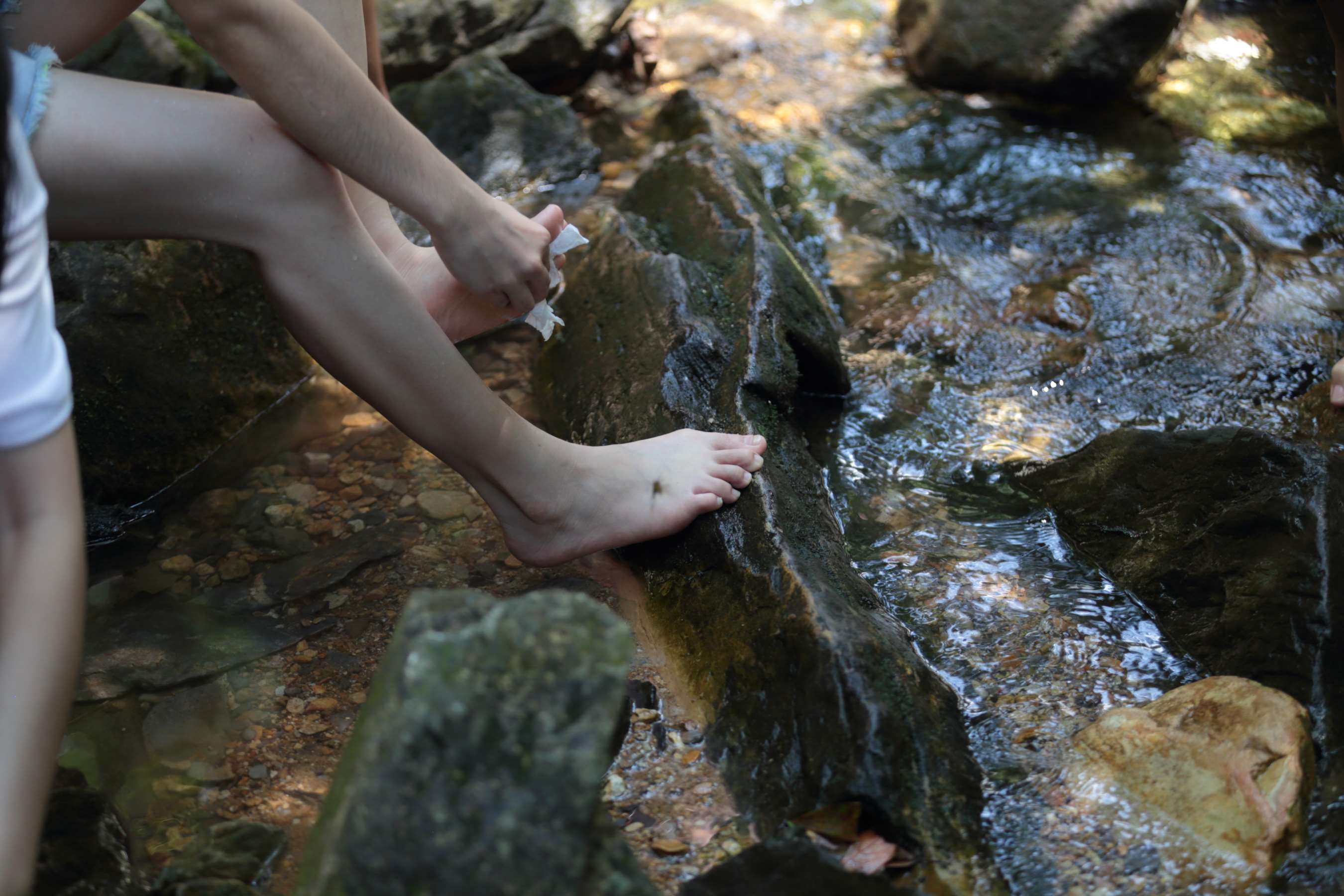 《两位18岁美少女的白嫩玉足》作品图