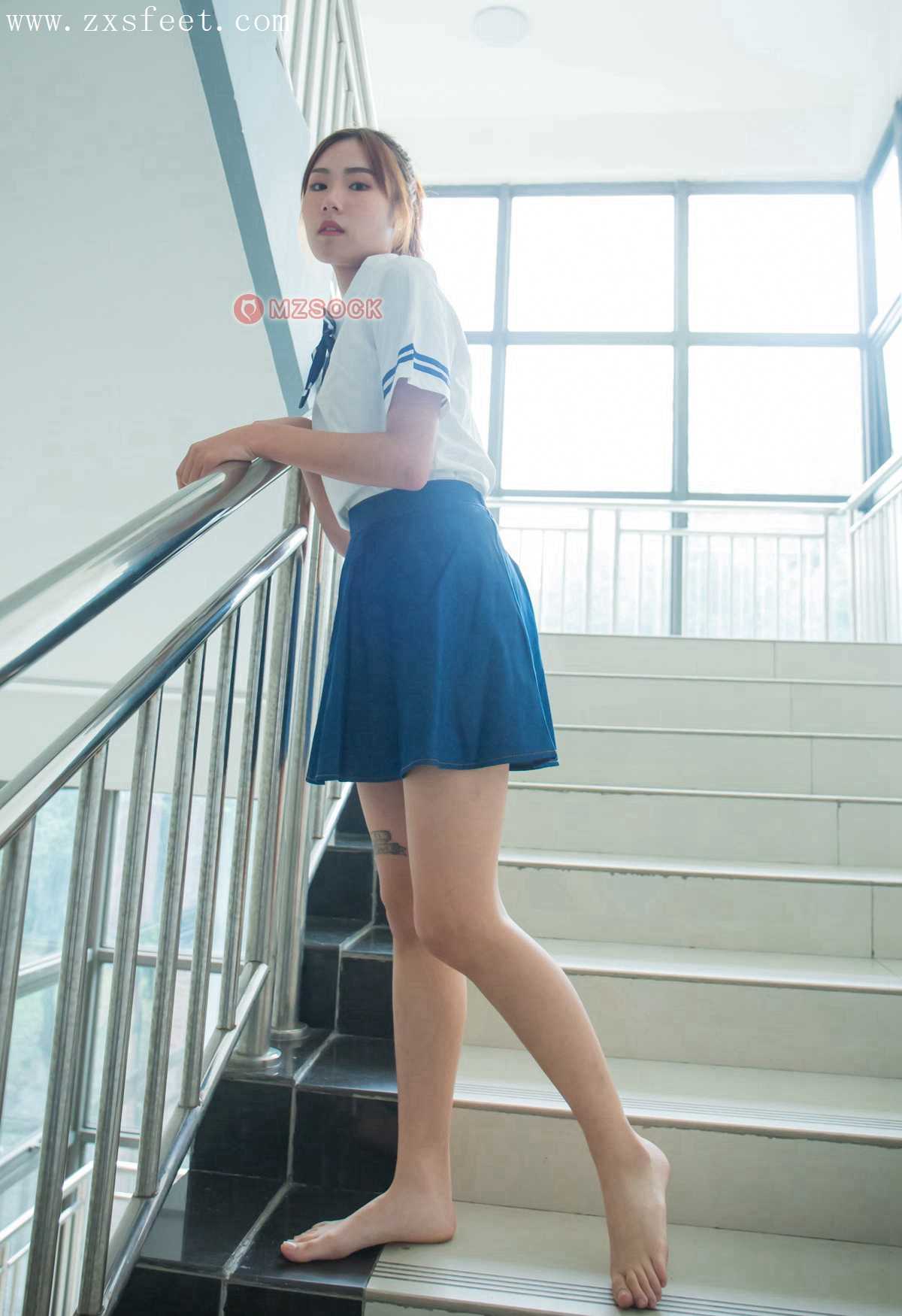 《教室里寻觅一缕心香》作品图