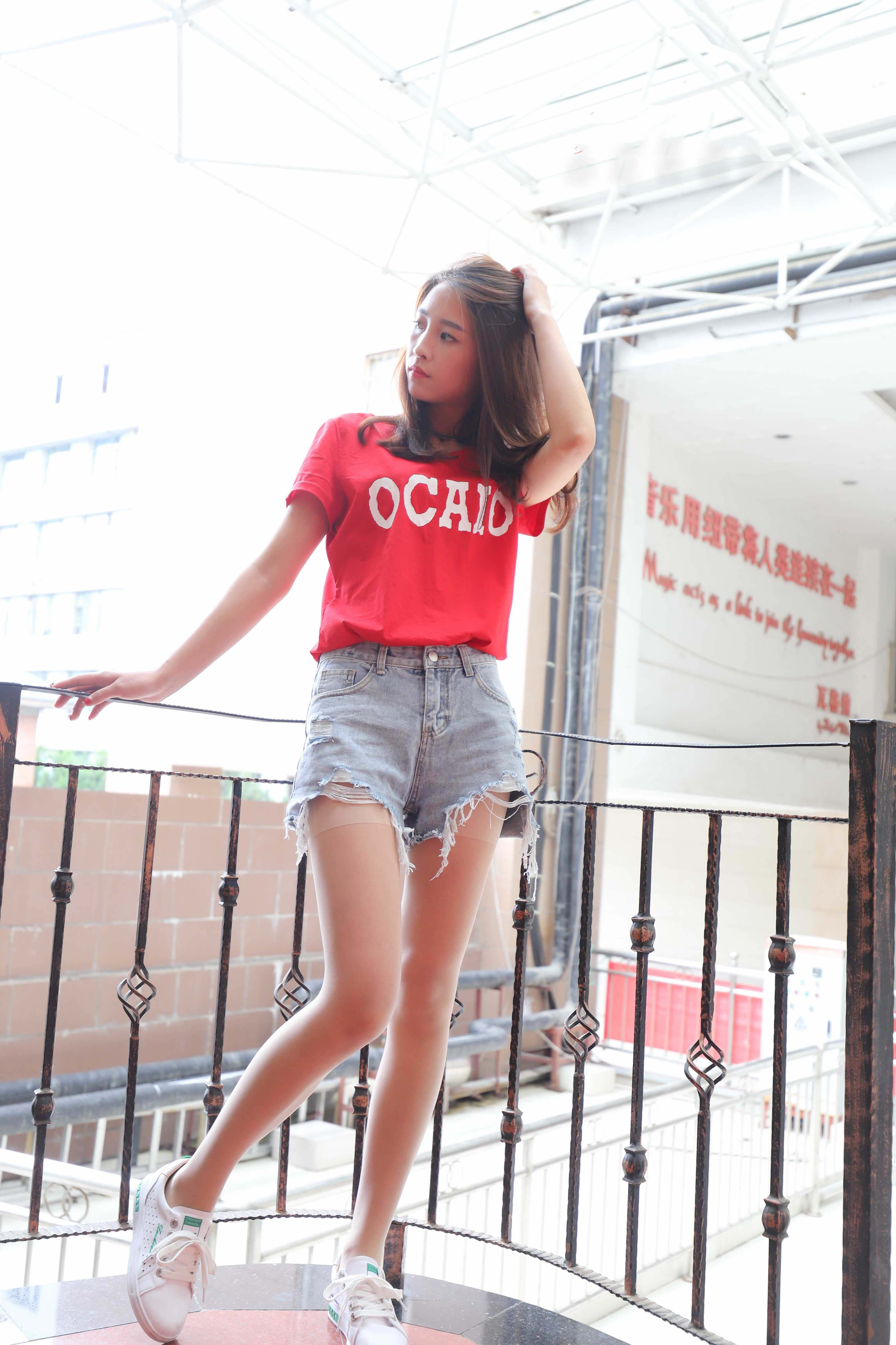 《学妹热裤长丝袜脚》作品图