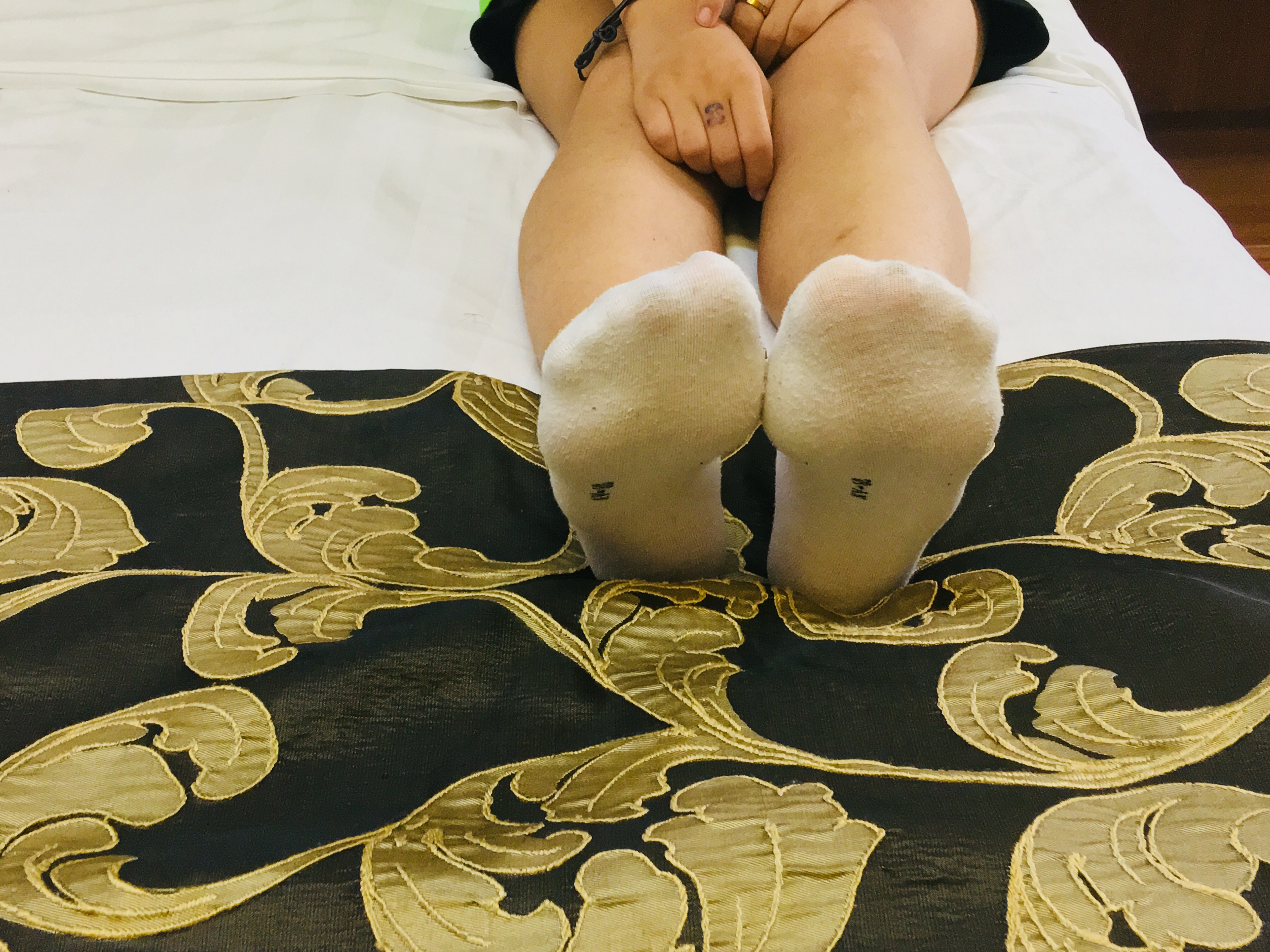 《刚逛完街的闺蜜俩 两双汗味脚丫一起玩》作品图