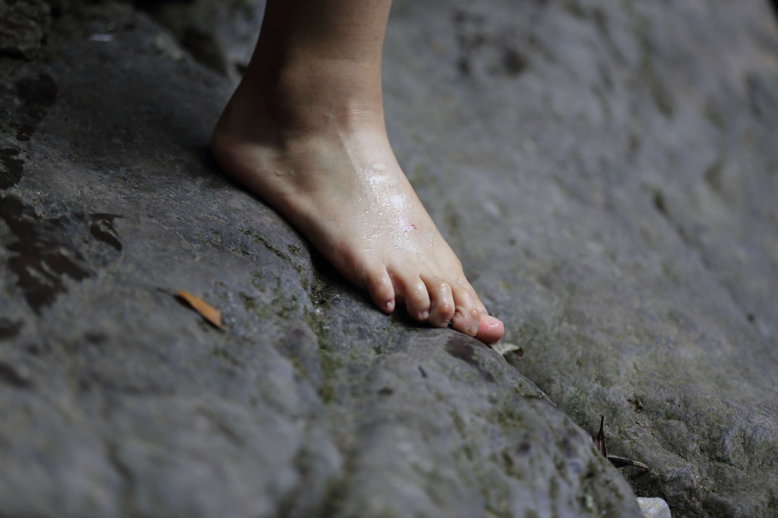 《两位20岁超美清纯-女生-，脚超漂亮，勾魂的玉趾》作品图