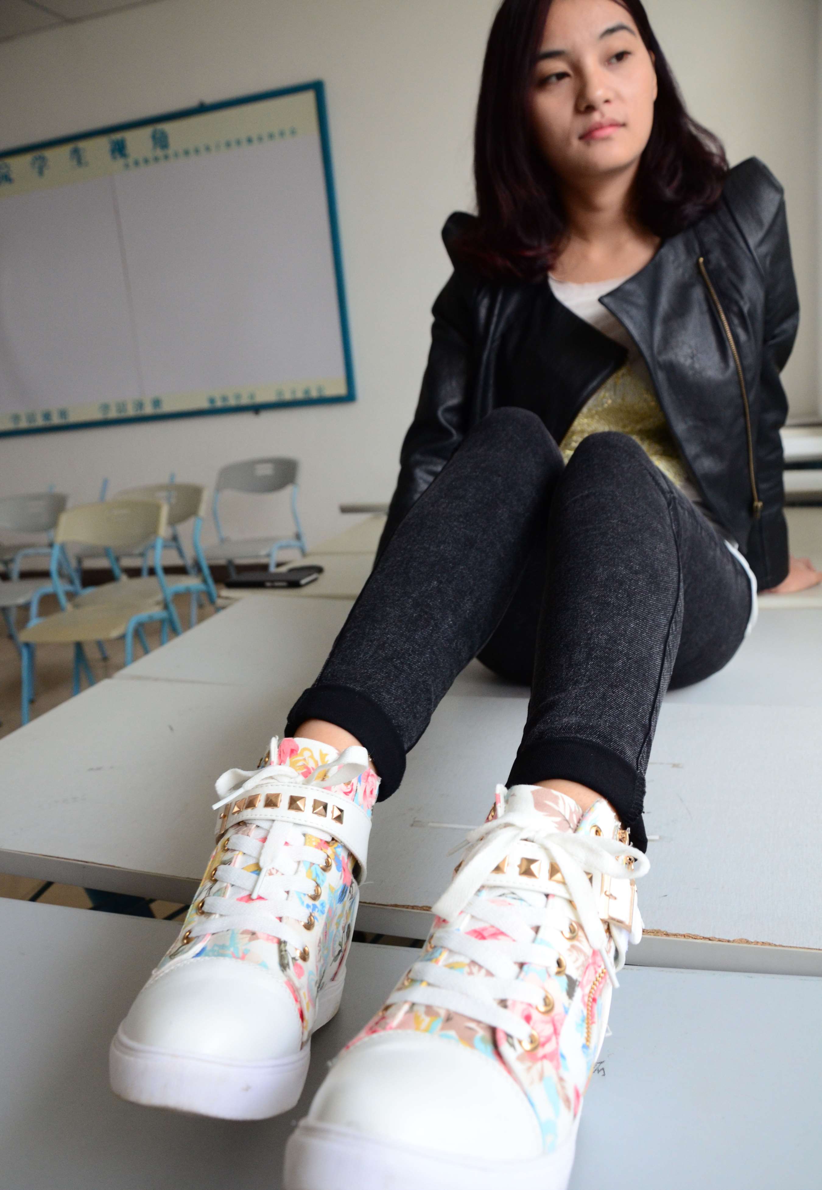 《高帮帆布鞋の脏白棉袜》作品图