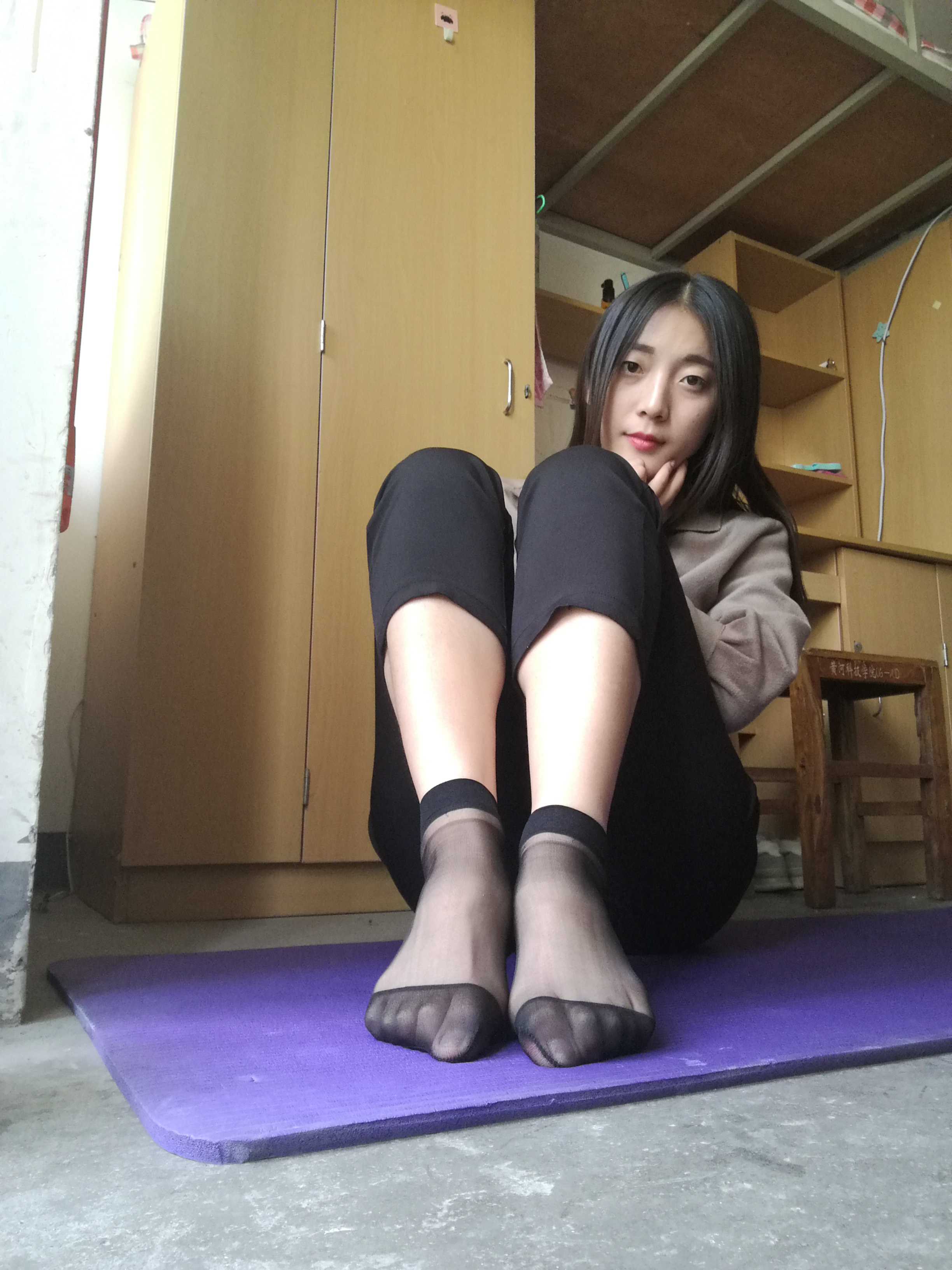 《大学宿舍越拍丝袜脚》作品图