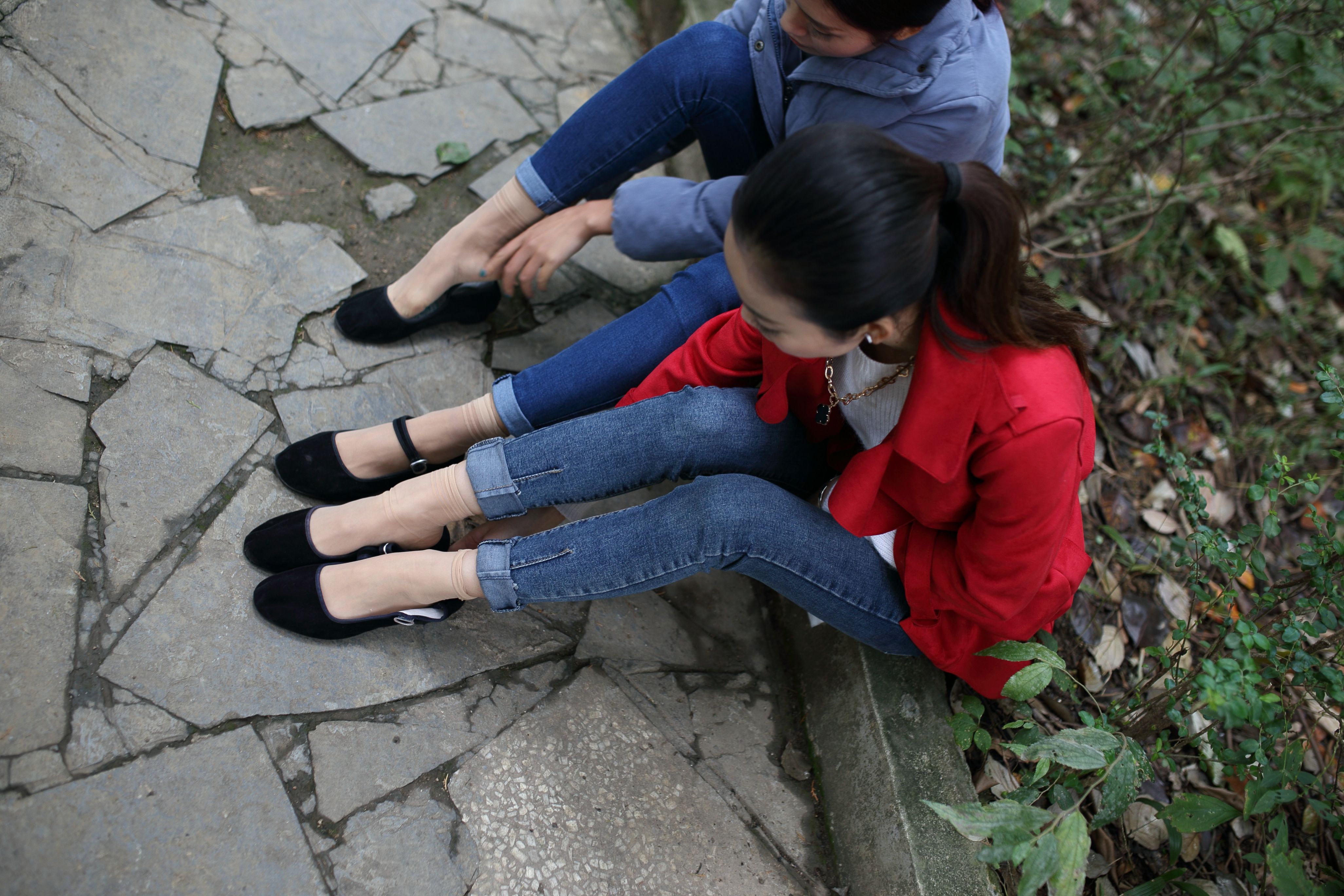 《丝袜脚相互较量》作品图