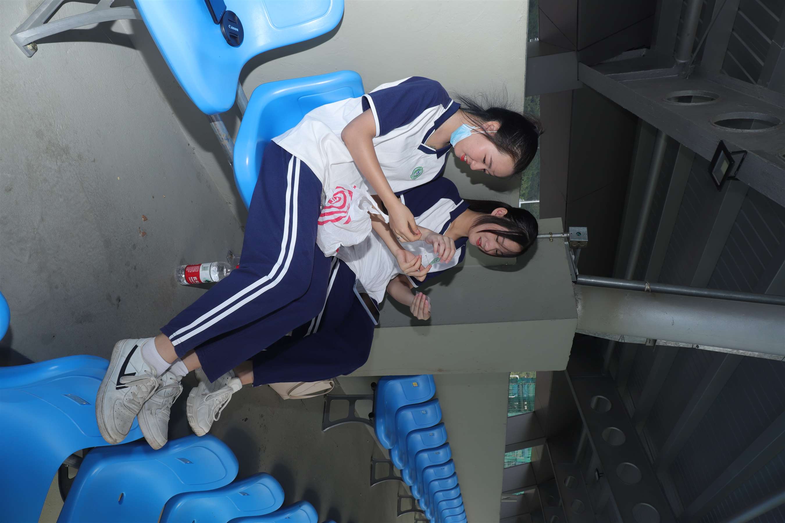 《淇淇与同学脱下运动鞋露出原味脚丫》作品图