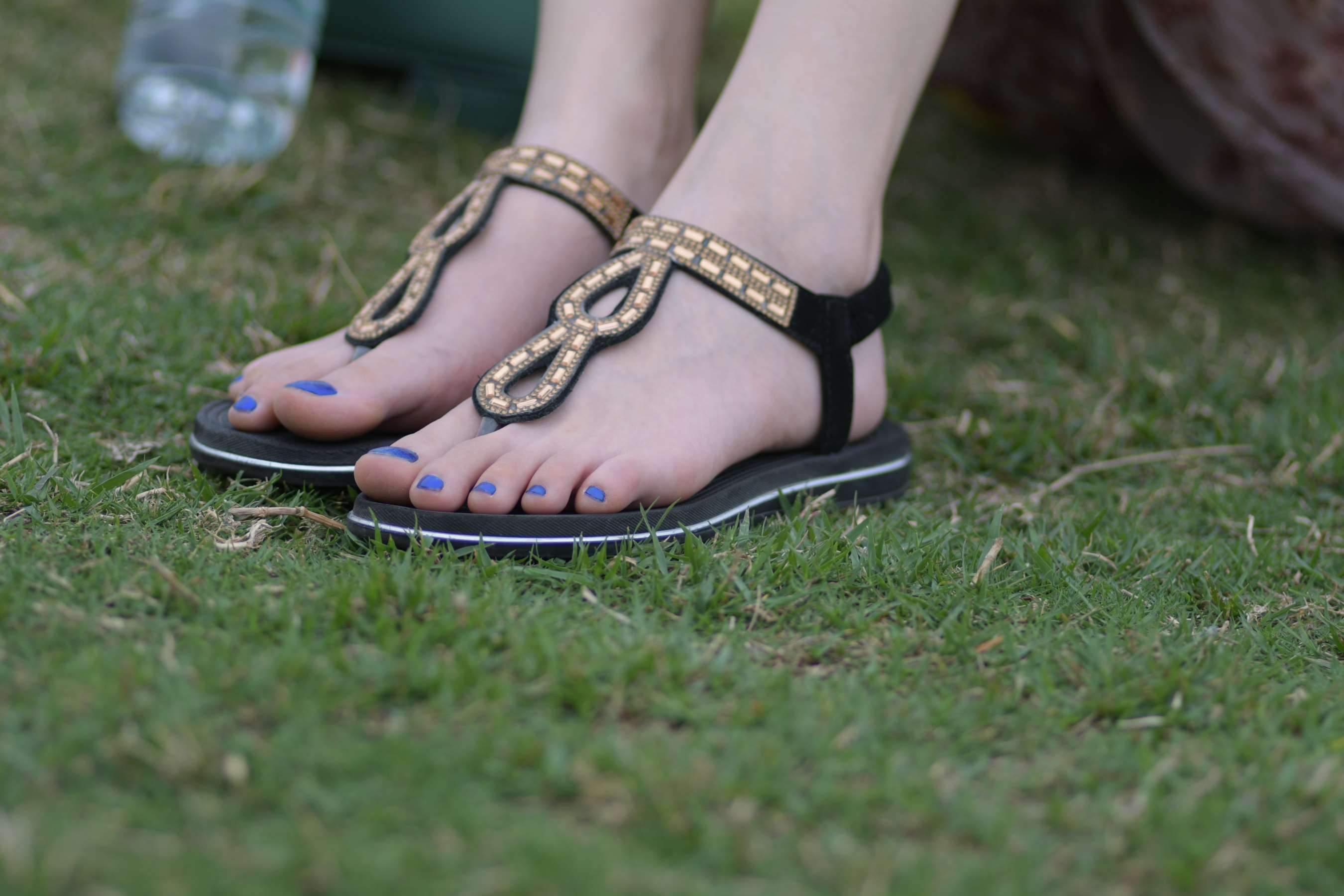 《超级漂亮的年轻美女,她那双极度勾魂白皙如玉的玉足》作品图