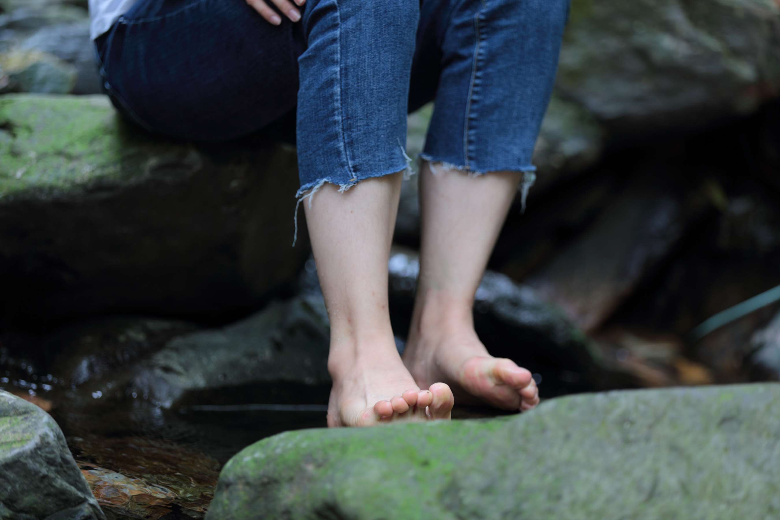 《清纯的眼镜学妹，脱掉鞋袜露出脚好漂亮》作品图