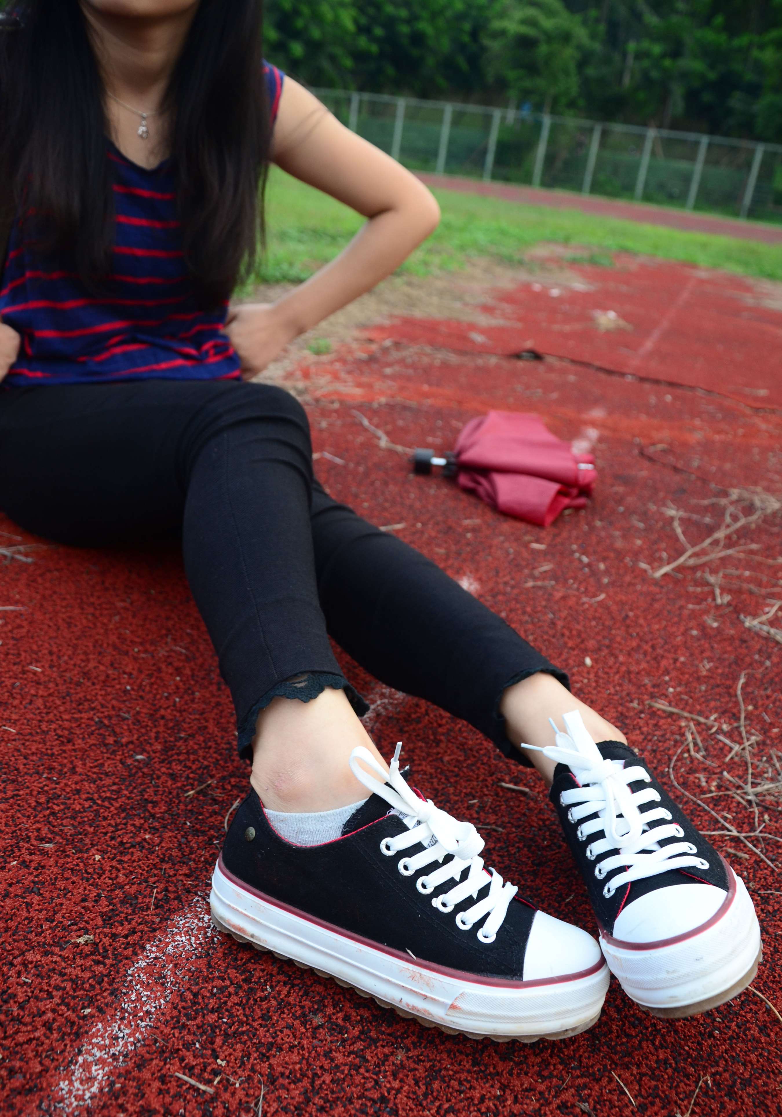 《操场帆布鞋の棉袜脚》作品图