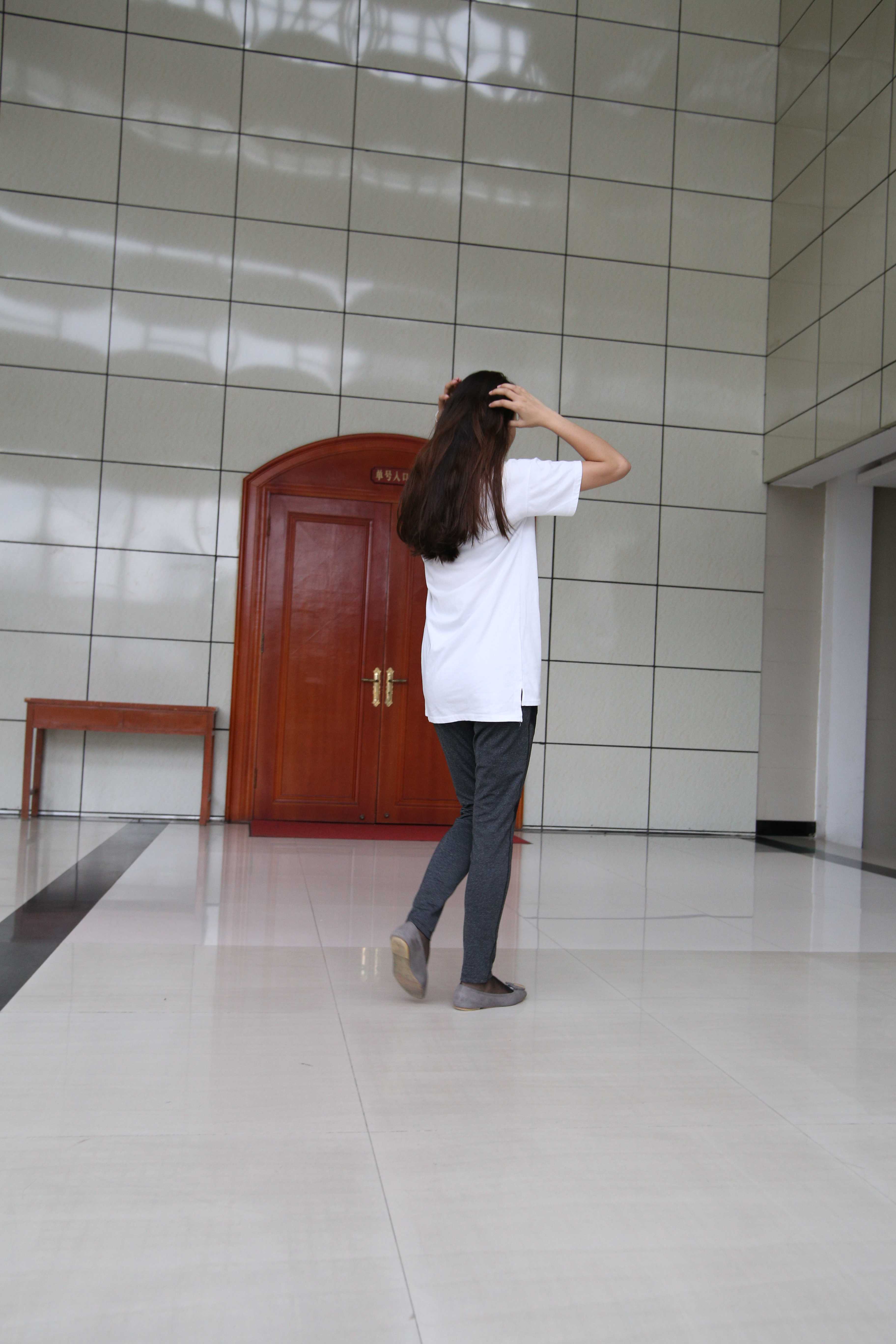 《白T恤凉拖脚丫の丝袜脚》作品图