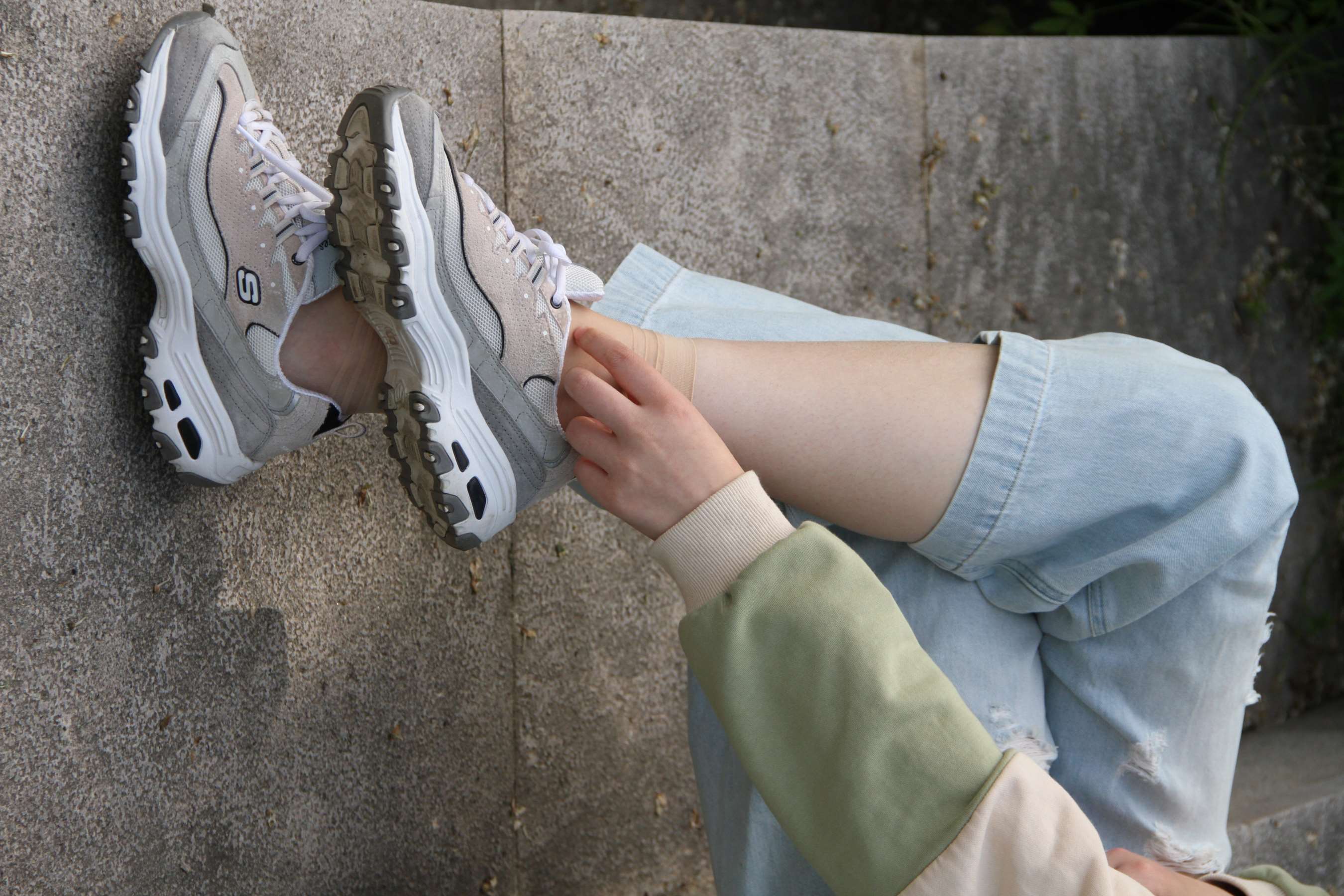 《眼镜小师妹校园展短丝足》作品图