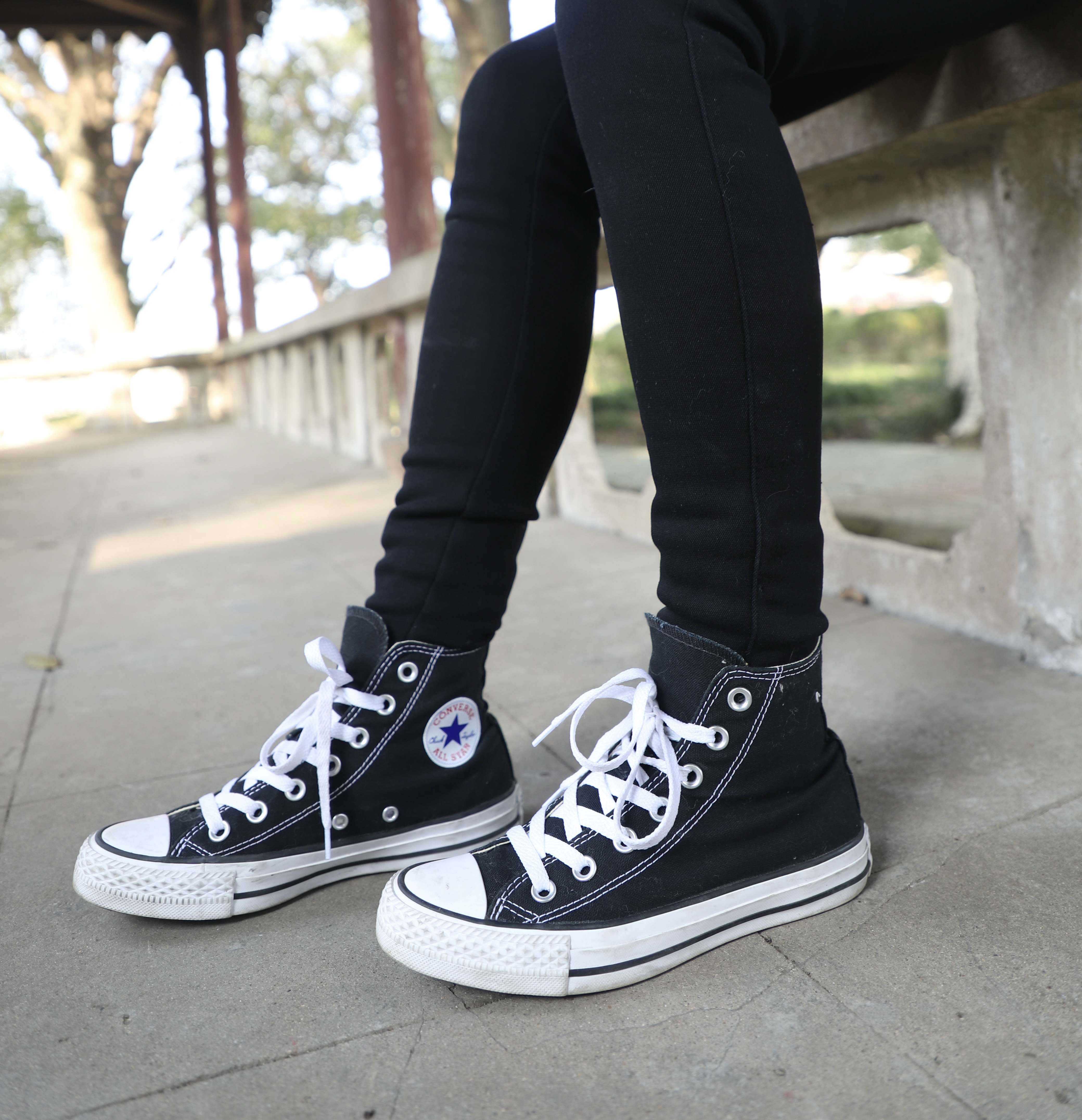 《高帮帆布鞋の棉袜脚丫》作品图