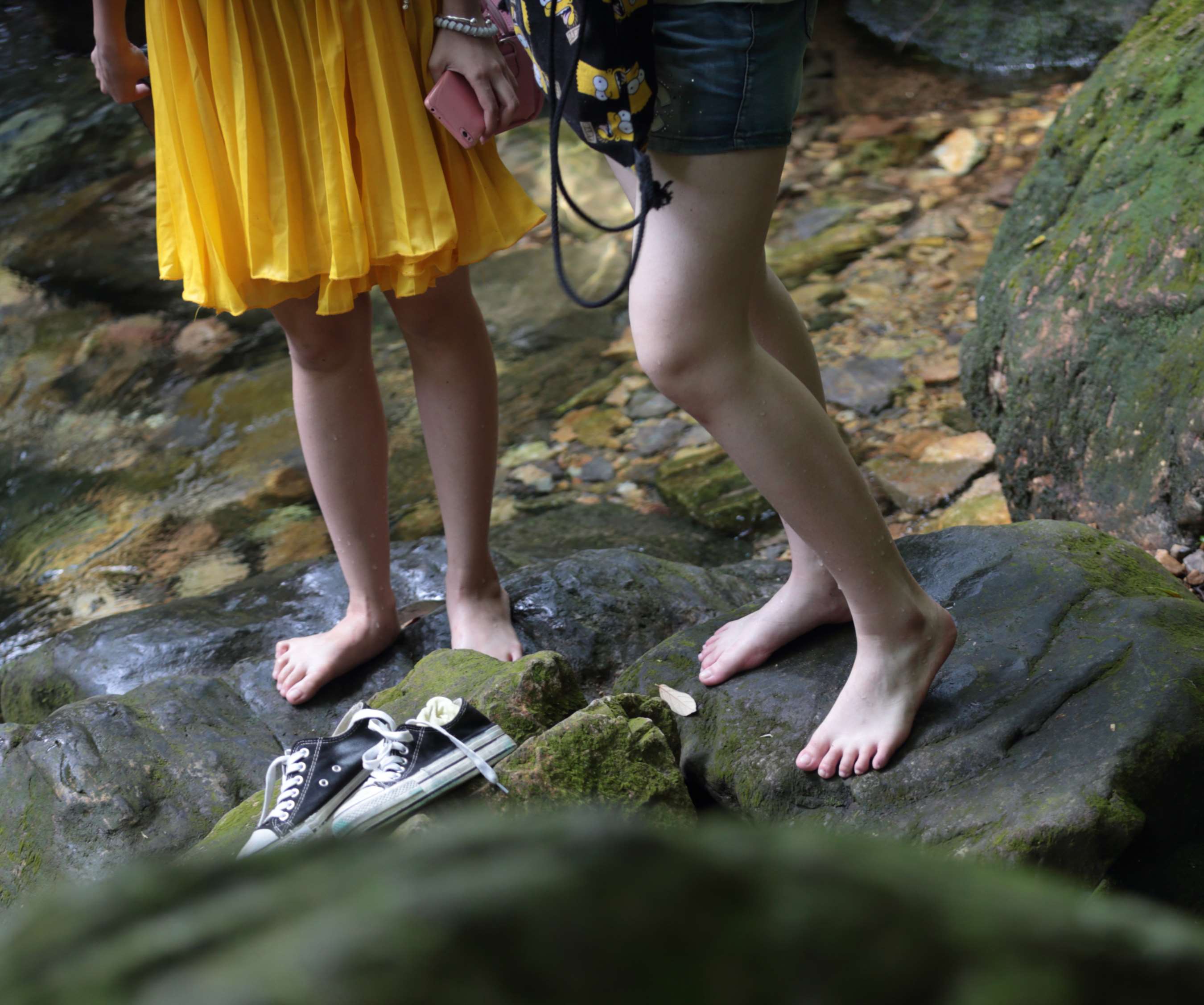 《两位19岁刚毕业的学妹，从帆布鞋脱出够白够性感》作品图