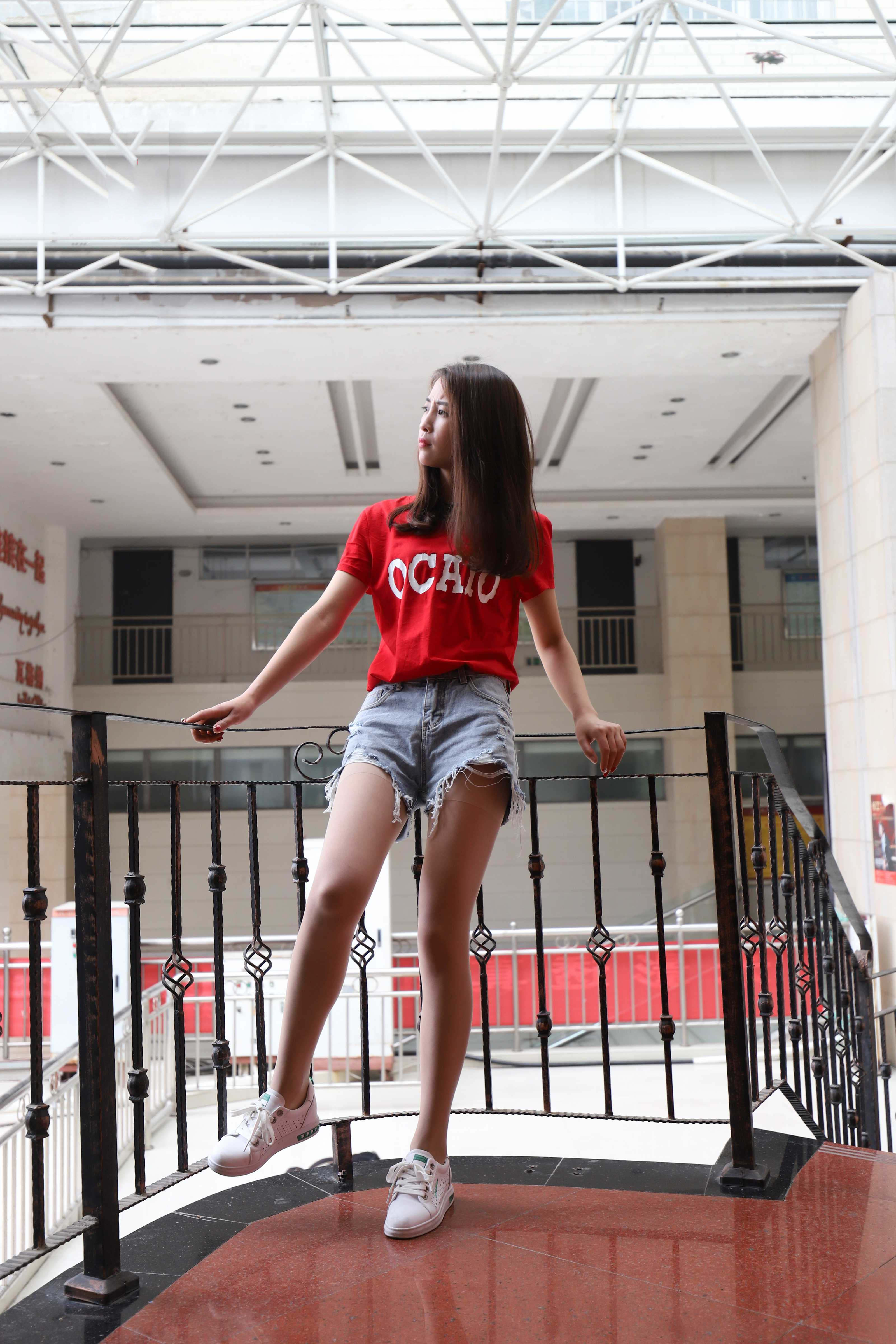 《学妹热裤长丝袜脚》作品图