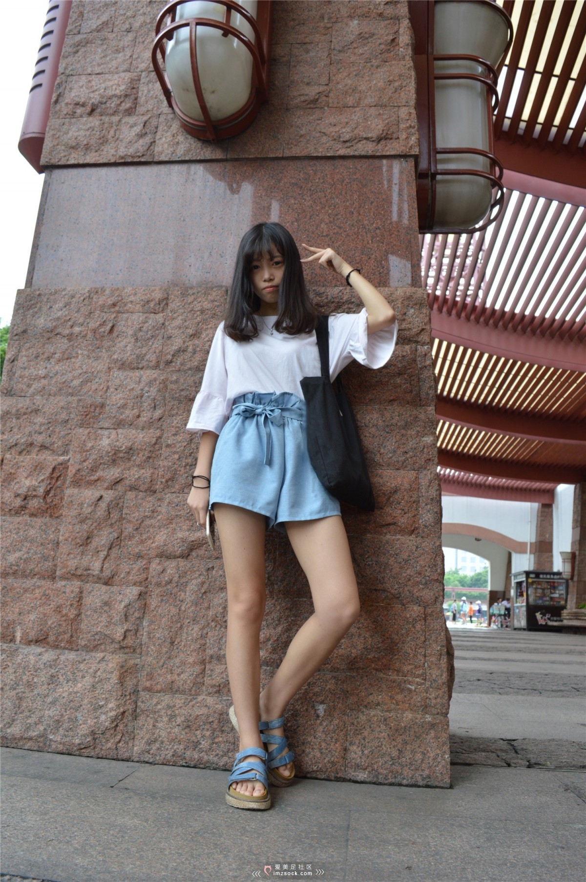 《小凉鞋 嫩脚妹子》作品图