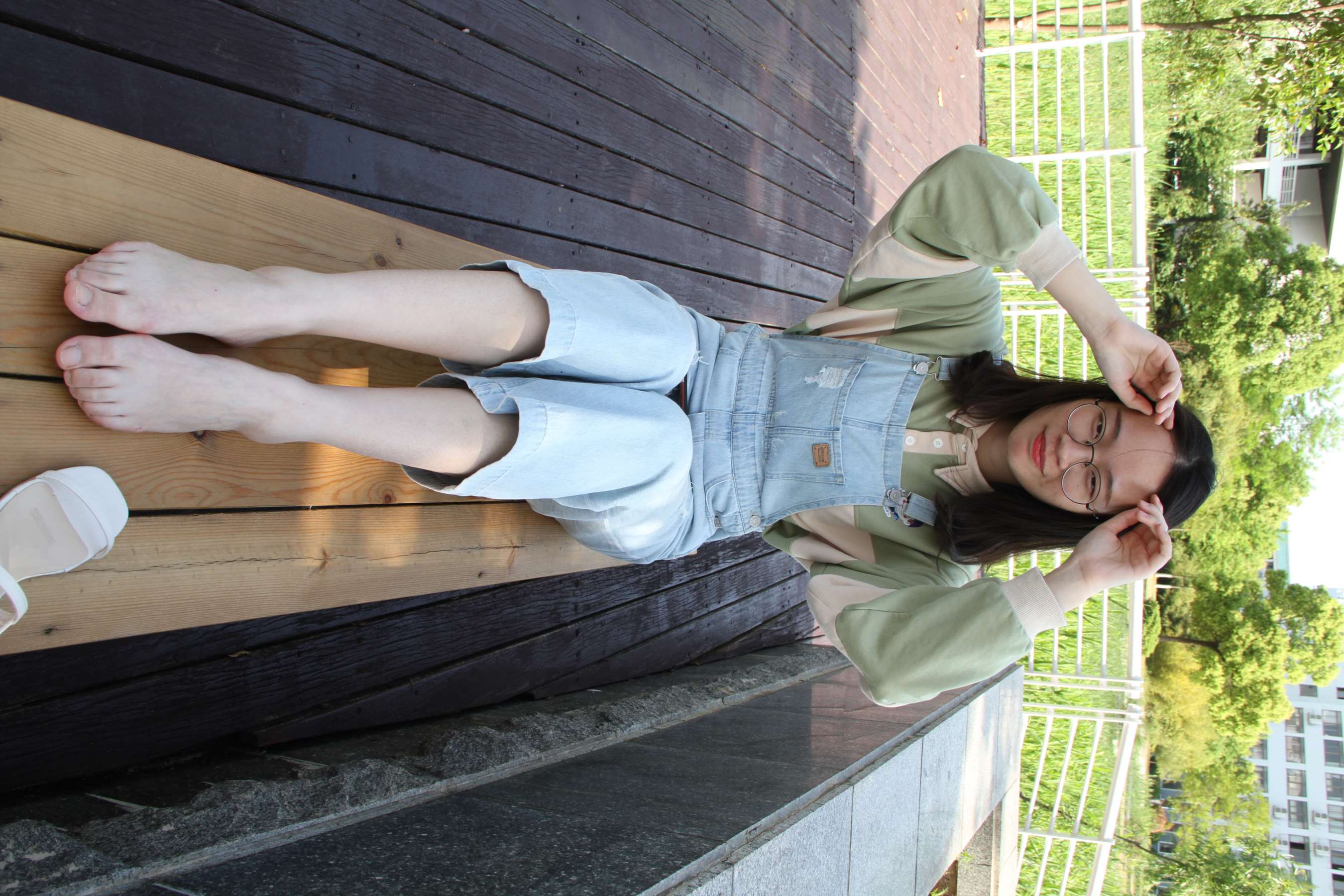 《眼镜小师妹校园展赤足》作品图