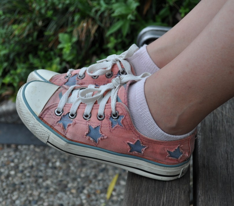 《公园里脏脏的白棉袜脚》作品图