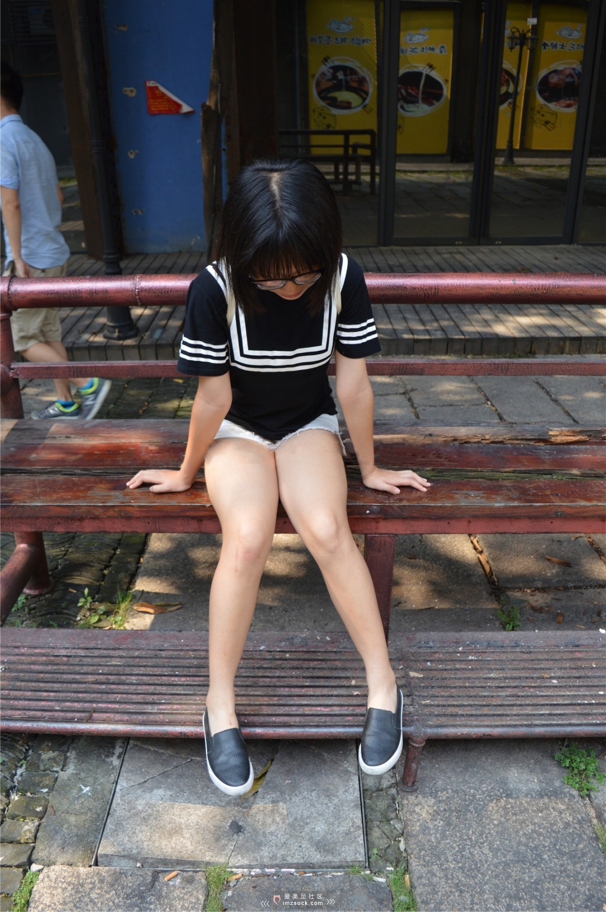 《嫩脚乖巧中学生》作品图