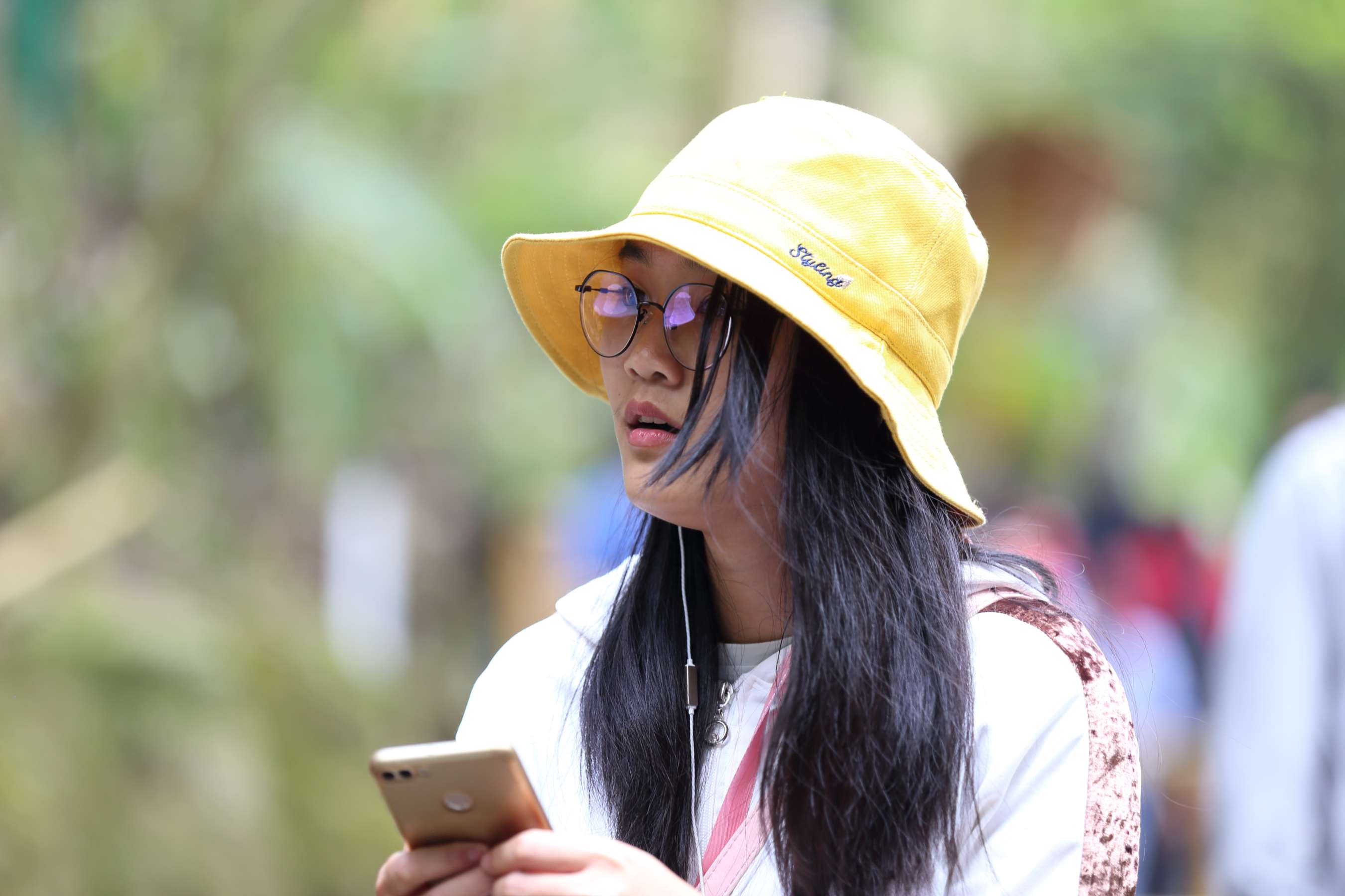 《清纯可爱的两位戴帽美女生 脱掉鞋袜露出脚》作品图