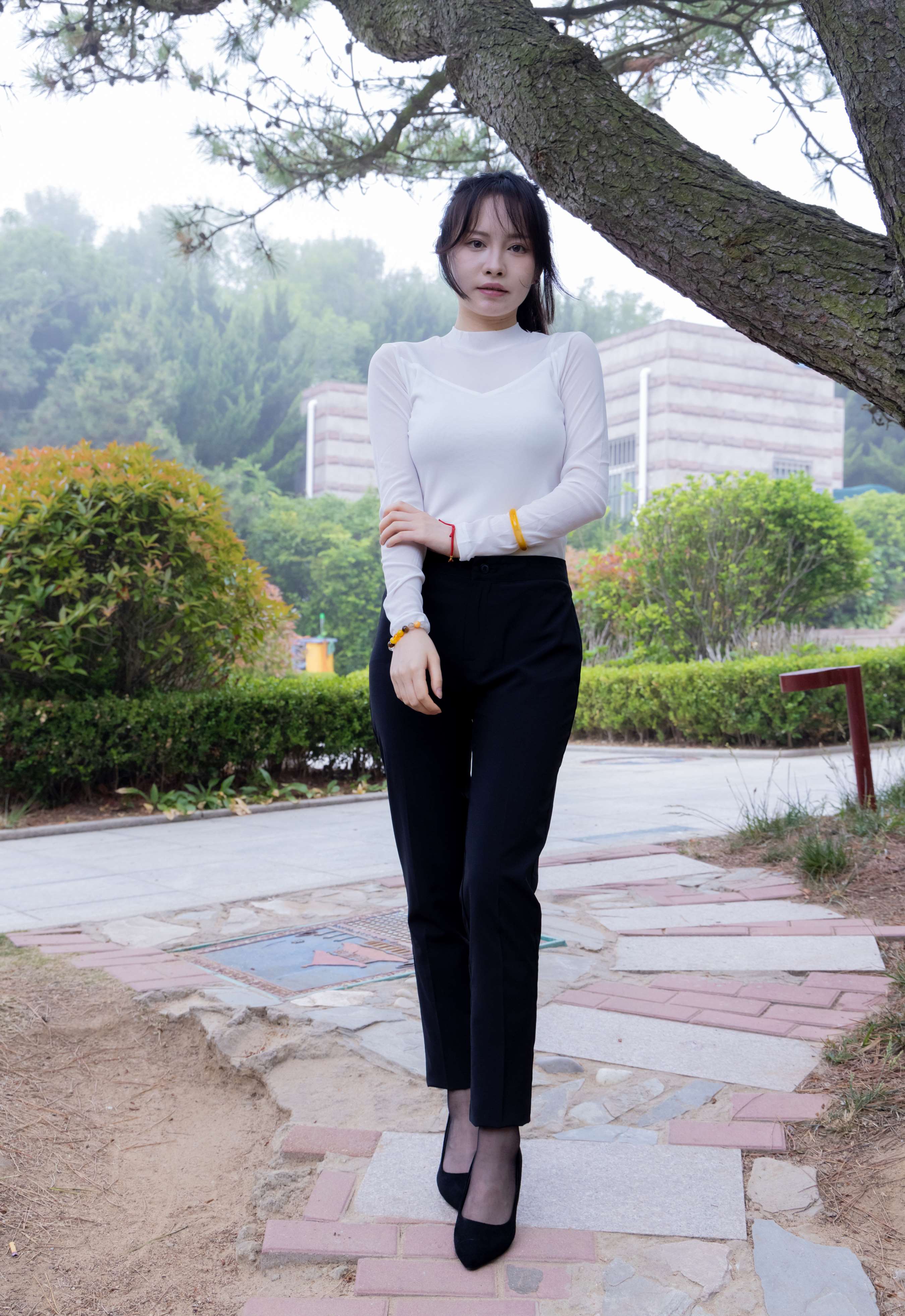 《小酒-高跟鞋、短黑丝、短白丝》作品图