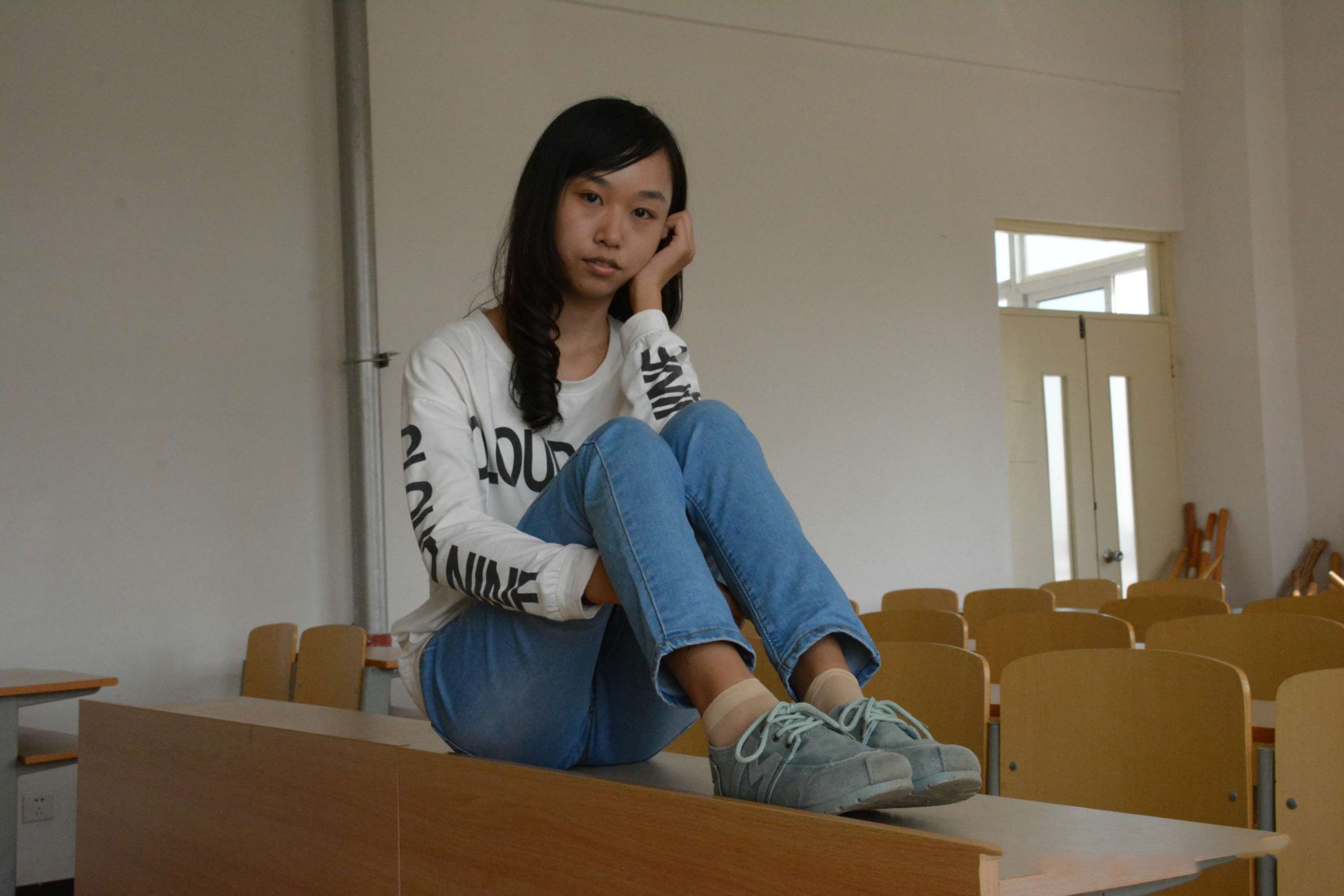 《程程课桌上展嫩足》作品图