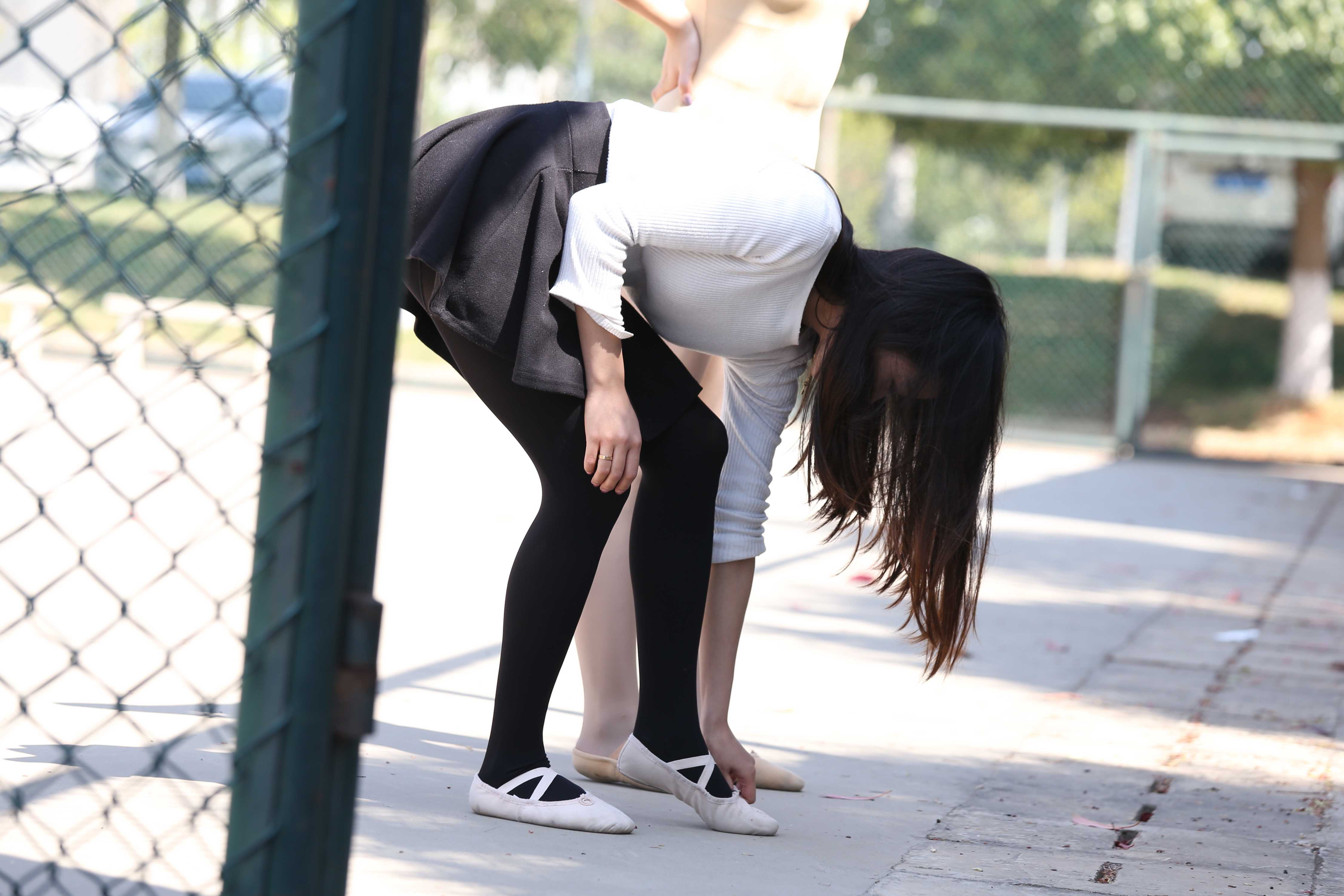 《两位小可爱操场上练舞》作品图