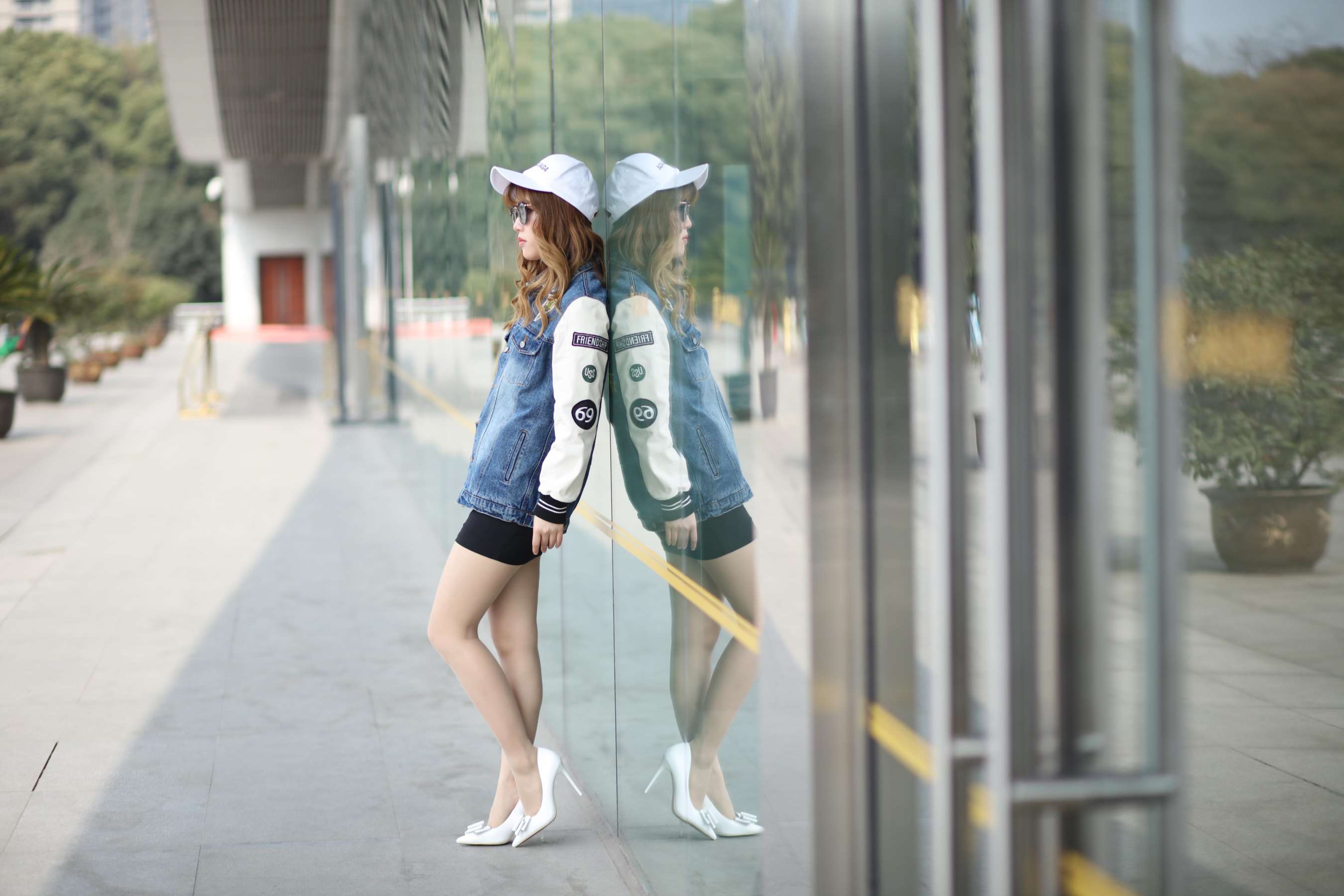 《墨镜少女丝足》作品图