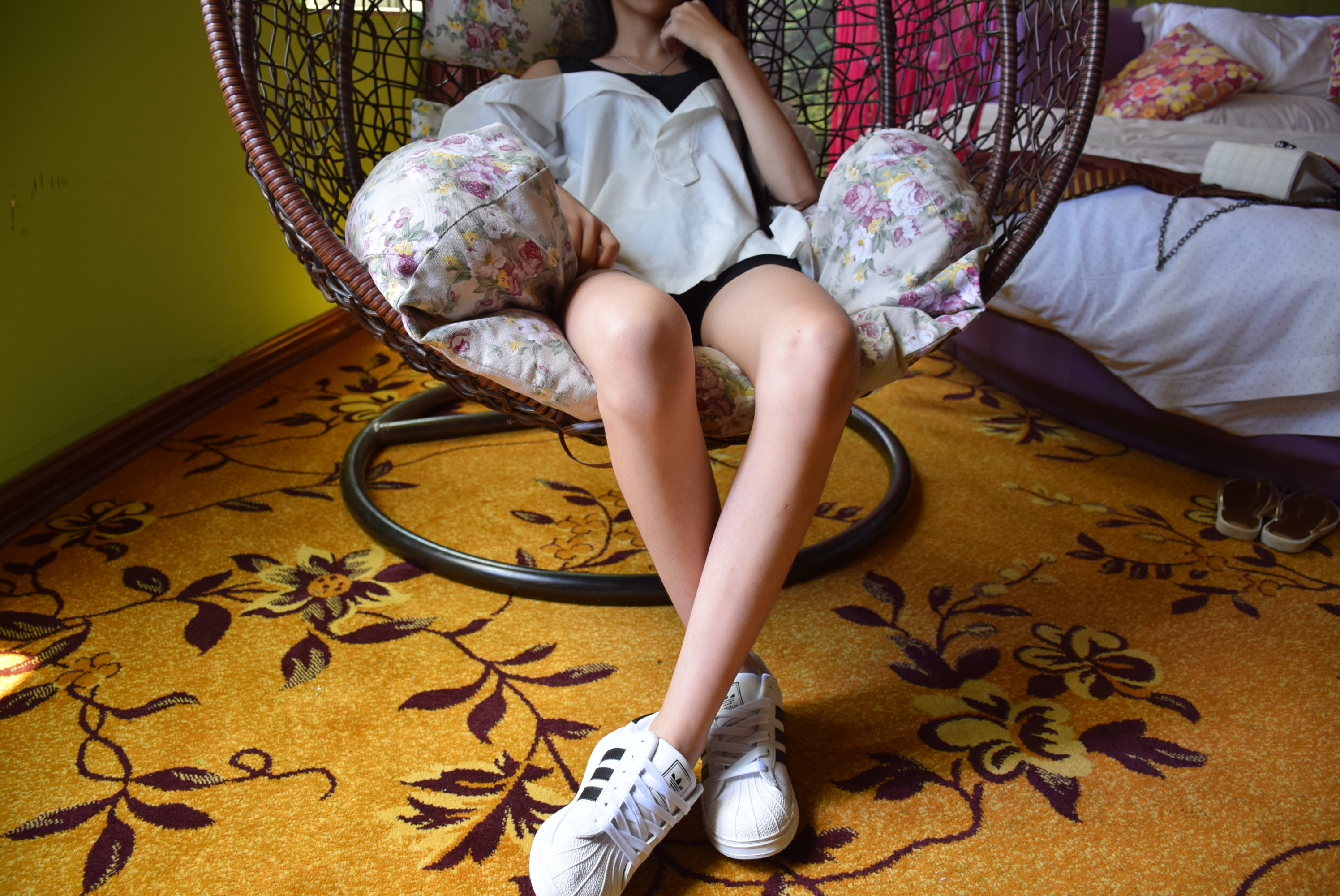 《学生妹玉玉棉袜の裸足》作品图