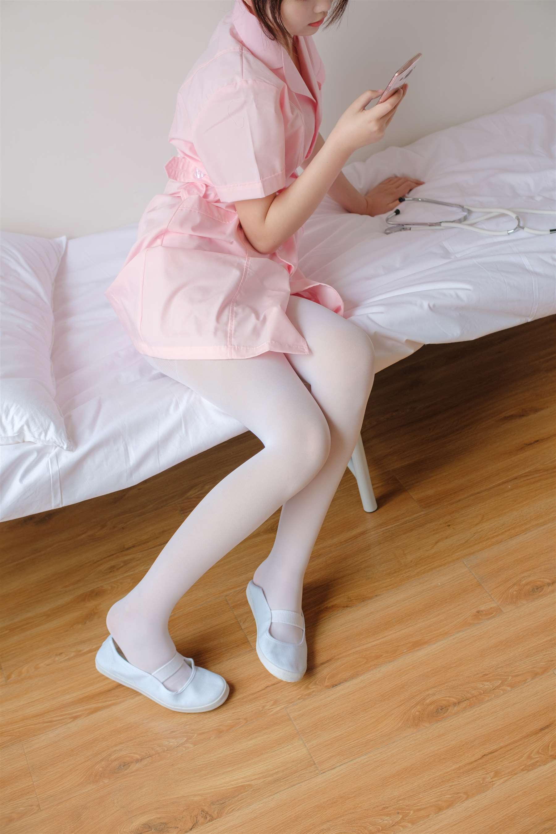 《小姐姐护士装の丝袜脚丫+视频1个》作品图