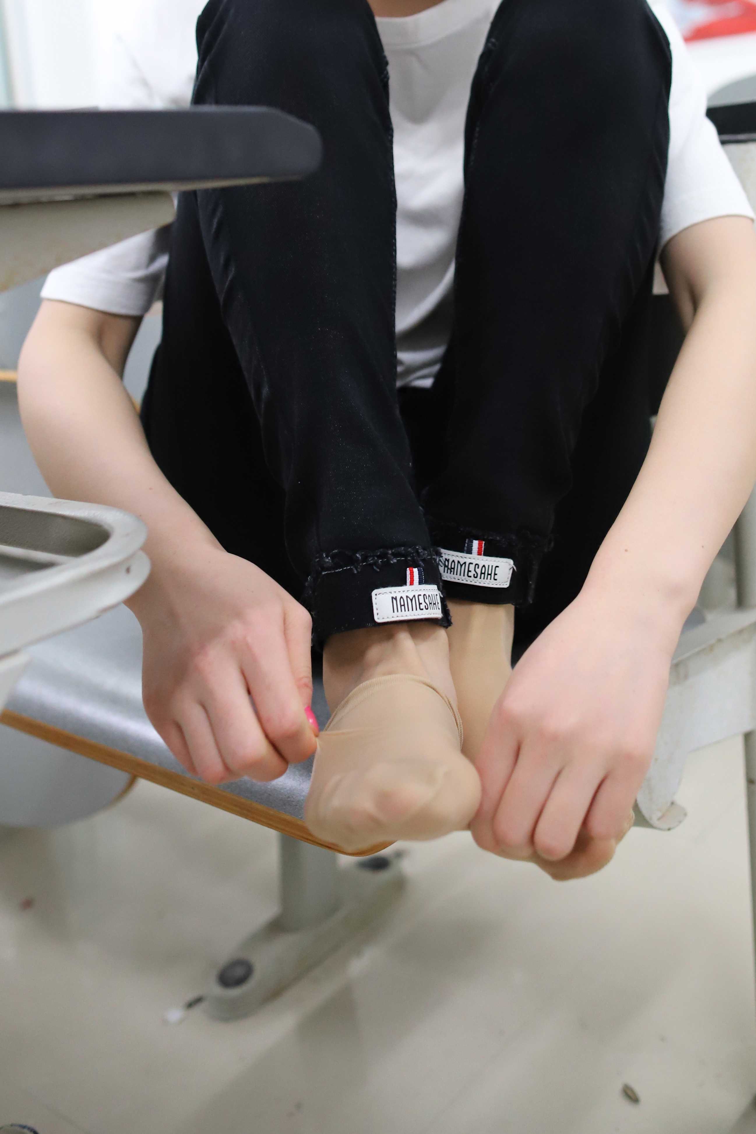 《小姐姐教室帆布鞋の丝袜脚》作品图