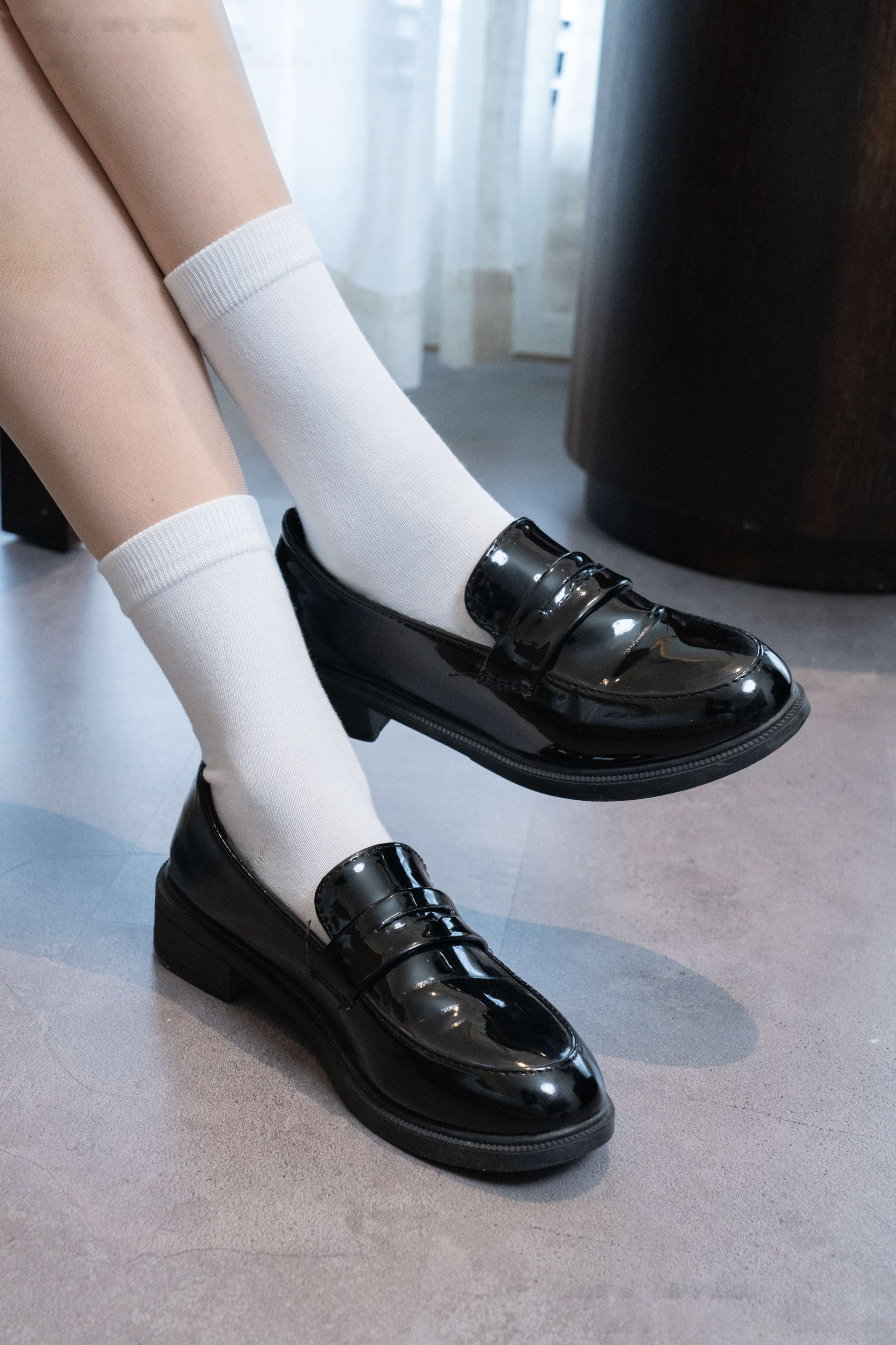 《澜澜 皮鞋、两双白棉袜、肉丝》作品图