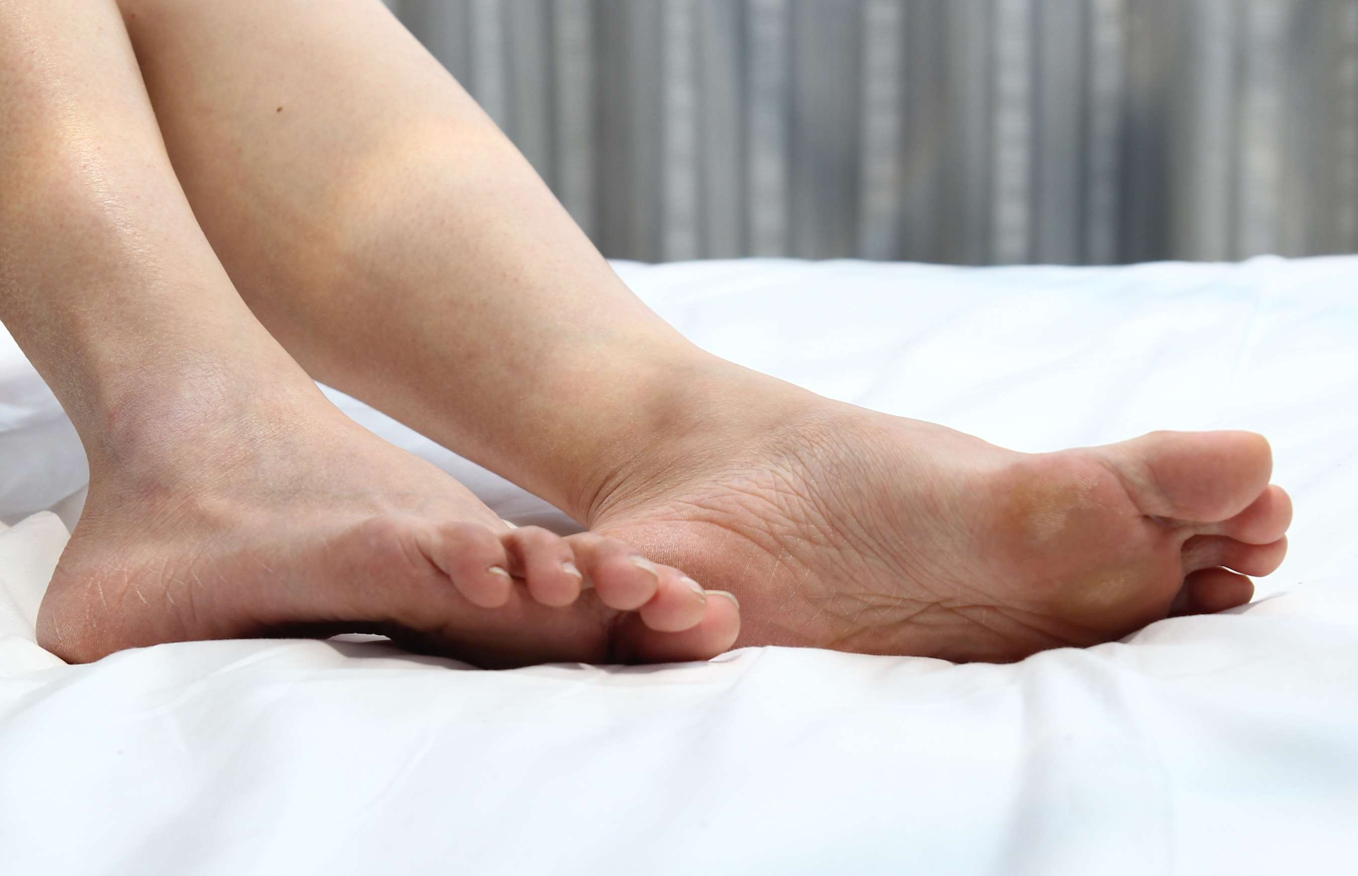 《妩媚漂亮的白皙女孩，诱人脚掌赏不停！》作品图