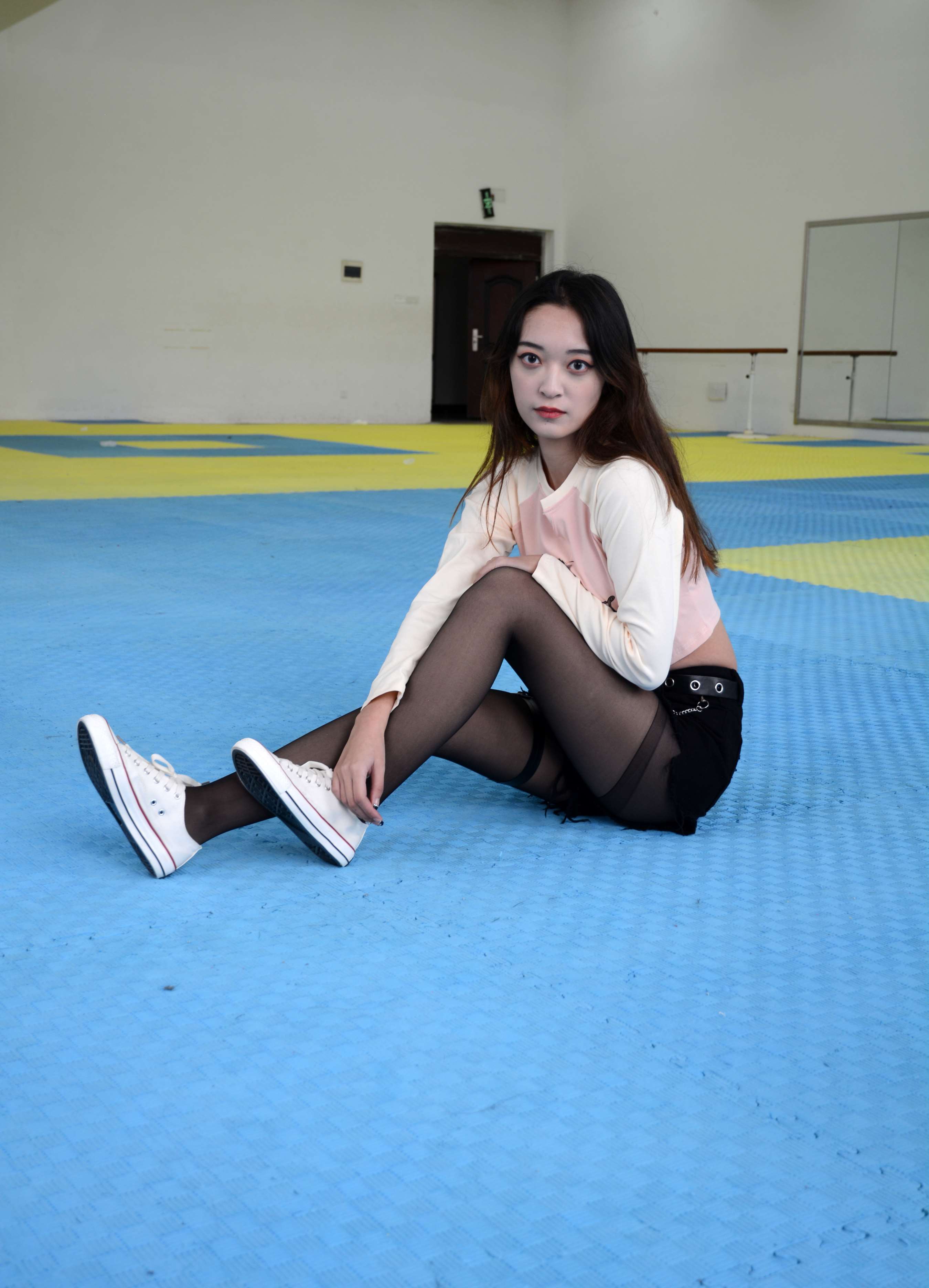 《依依-舞蹈室，想看我T台走一个吗？》作品图