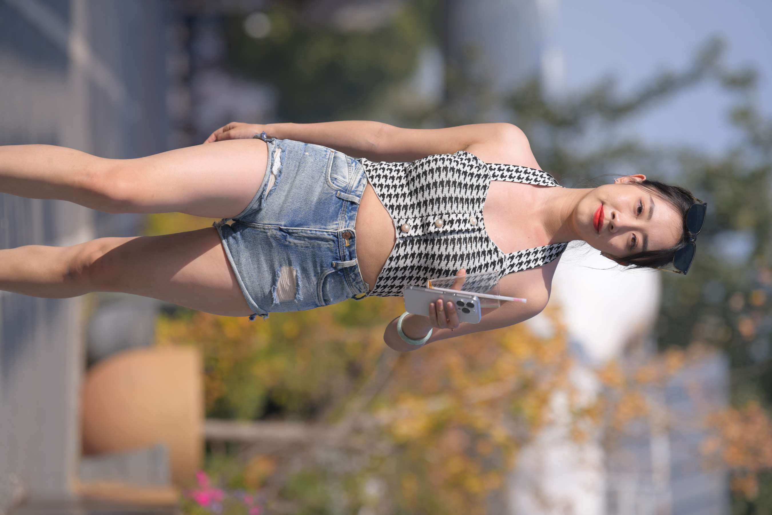 《牛仔热裤美女》作品图