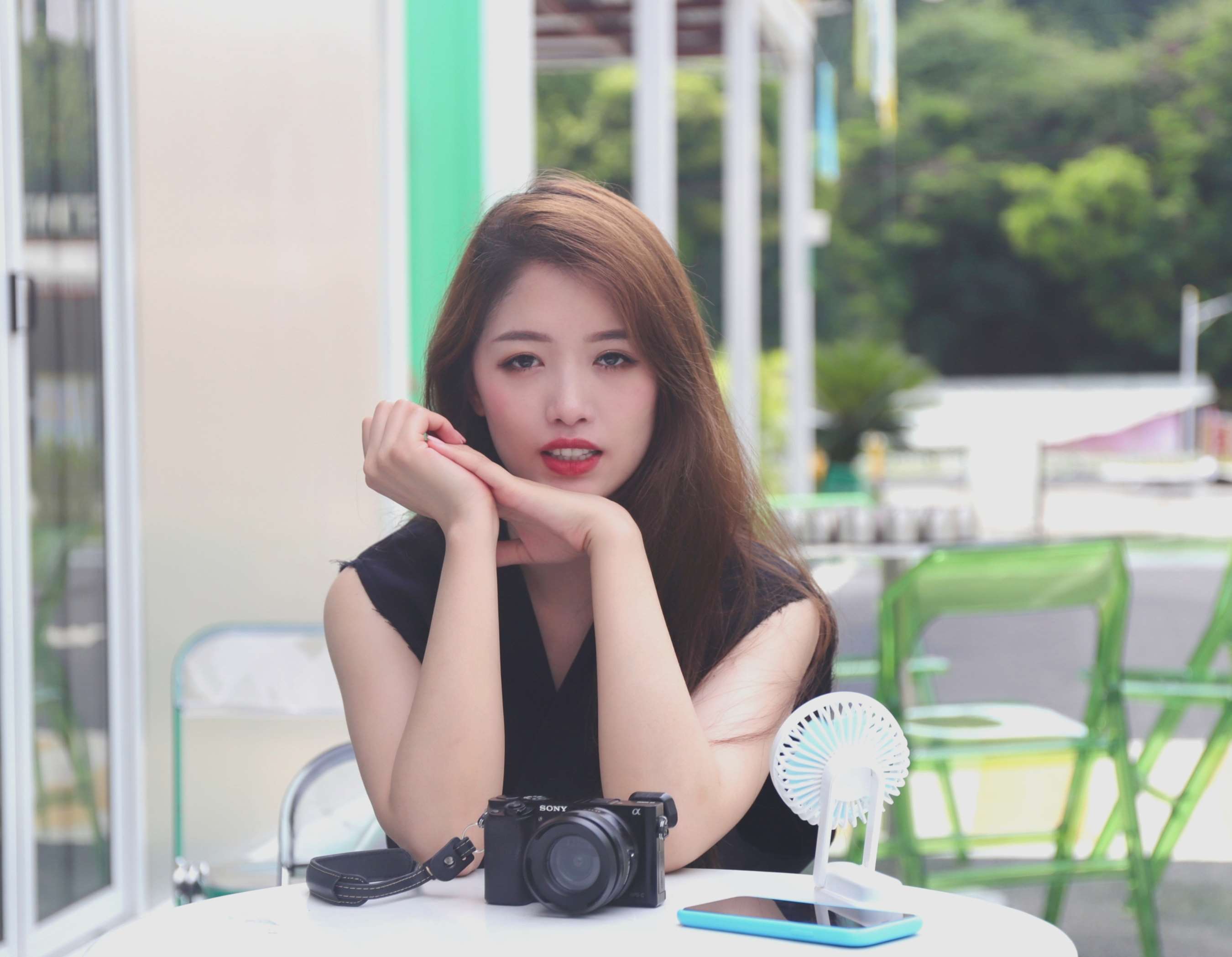 《创意园里女生展脚丫》作品图