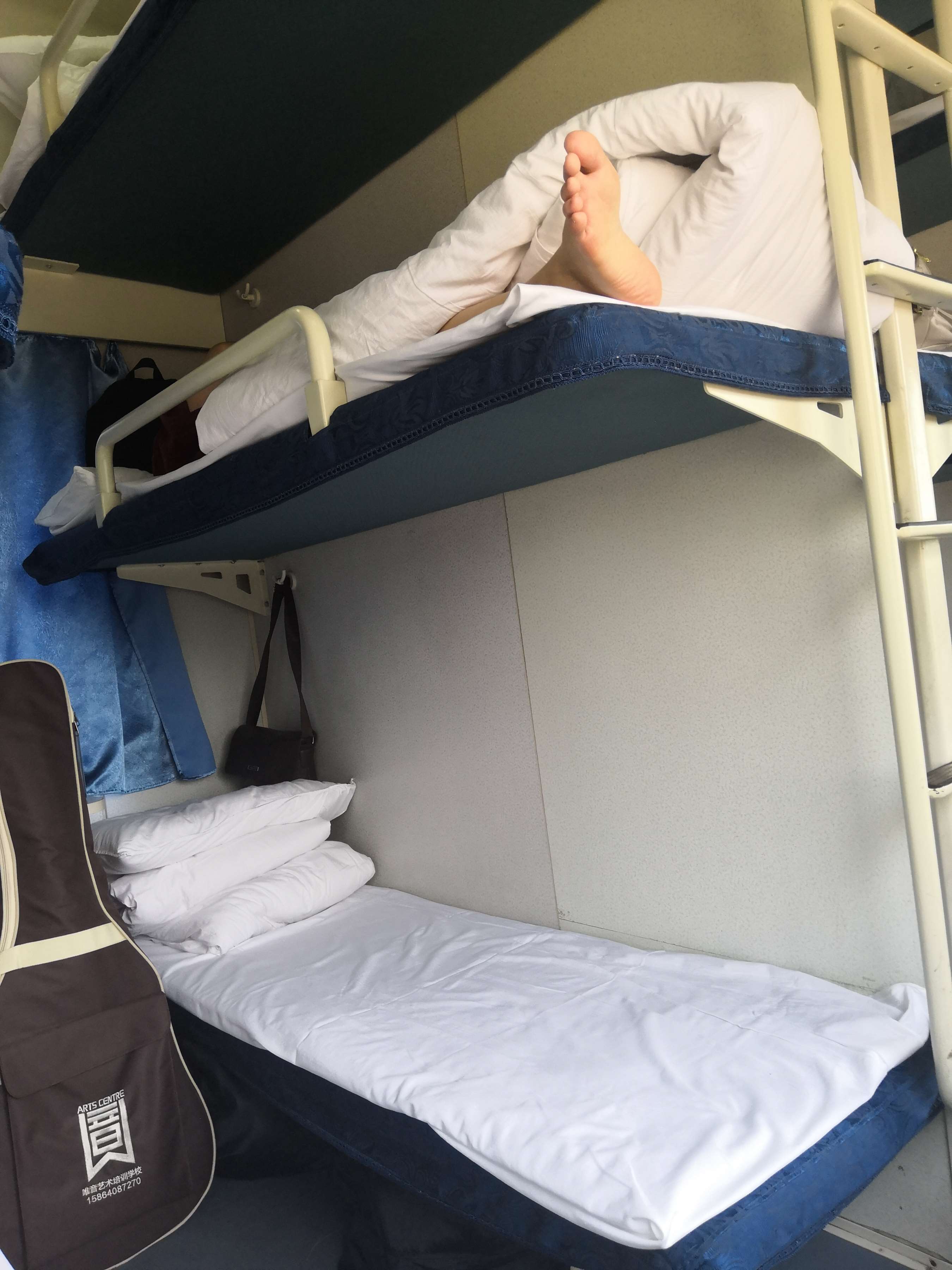 《大学时期外出写生火车上女同学们的脚丫盛宴》作品图