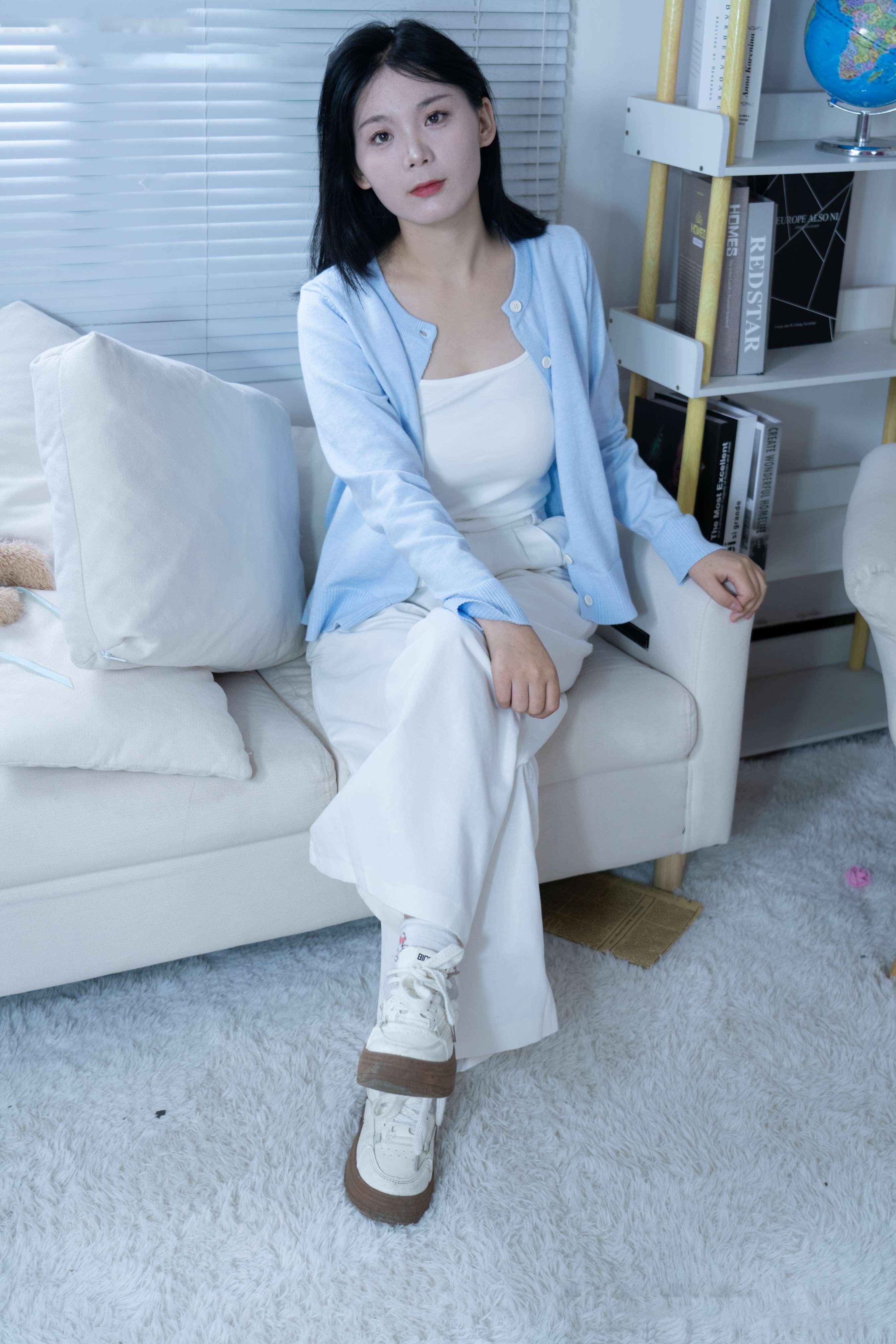 《梨子-板鞋、脏白棉袜、裸足》作品图