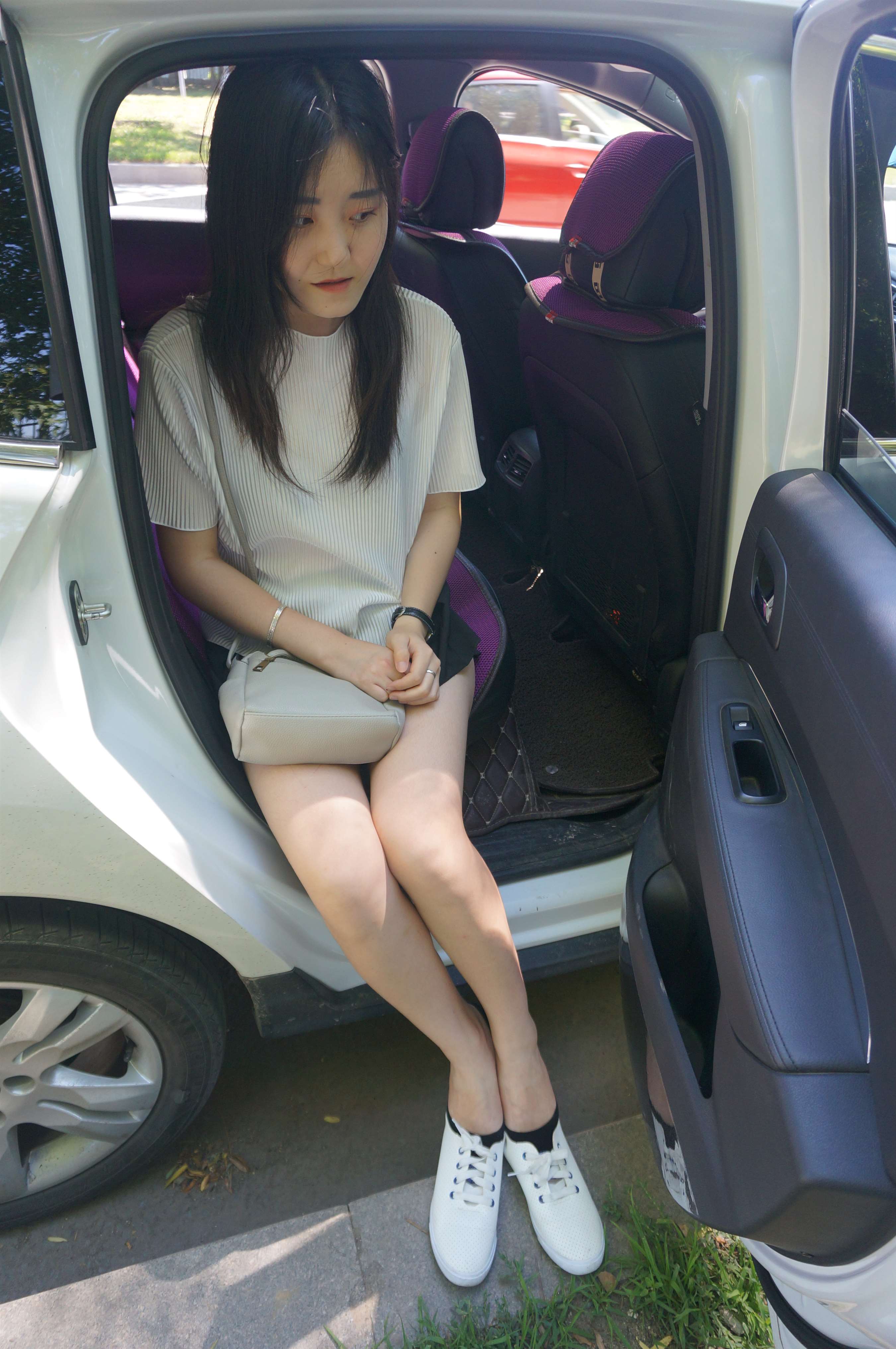《轿车上的嫩足》作品图