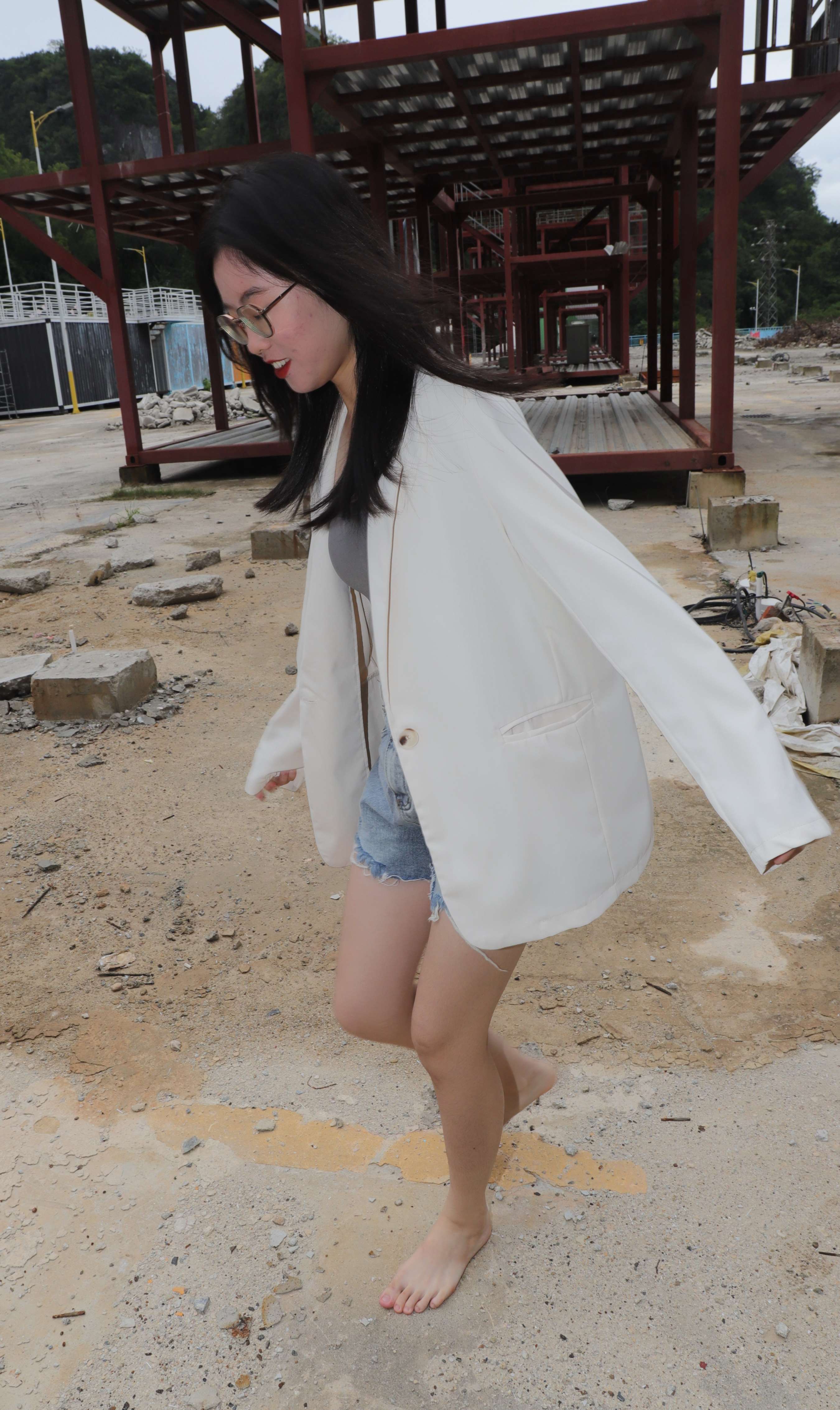 《珊珊少女创意产业园吊带赤脚》作品图