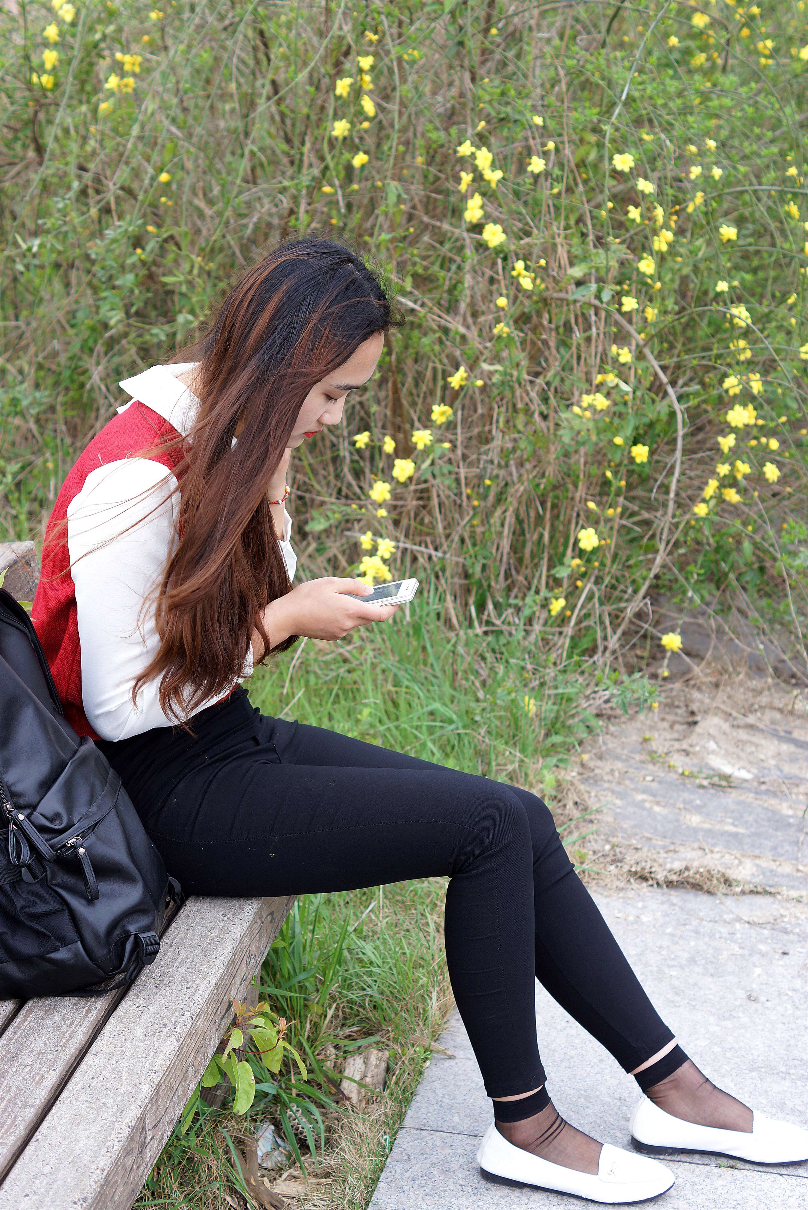 《妹子一坐下来就脱鞋透气》作品图